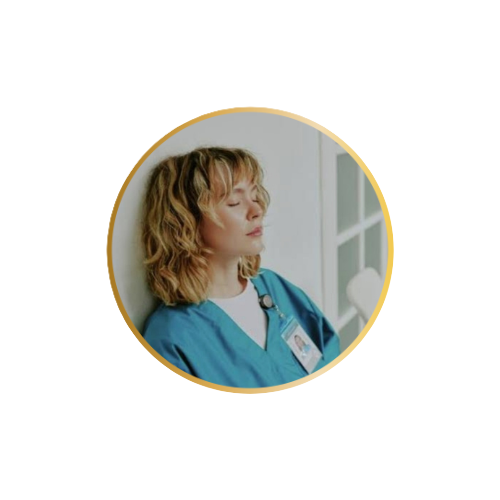 Soignante prenant un moment de respiration consciente avant de reprendre son service - accompagnement équipes EMS Bretagne