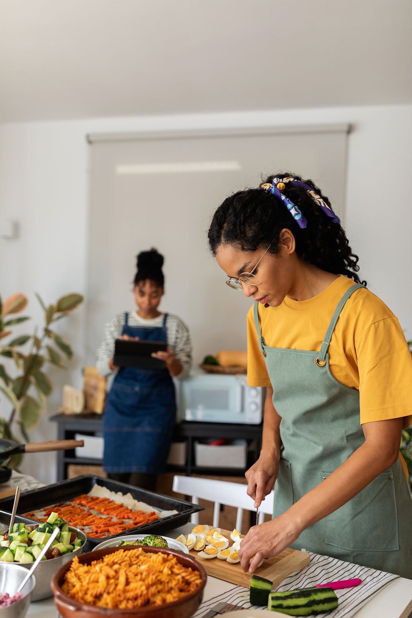 Une femme qui coupe des œufs en deux sur une planche à découper