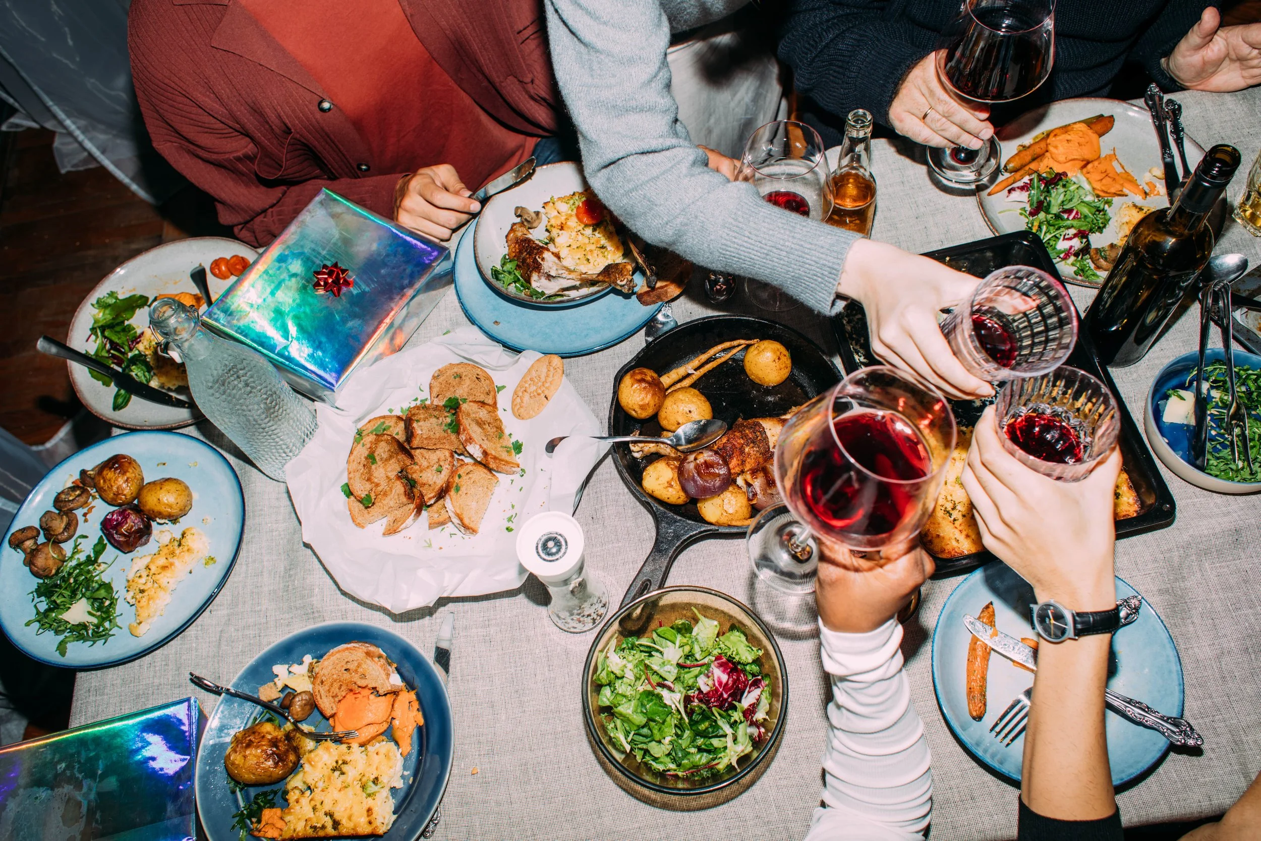 Animierte Dinnergesellschaft von oben