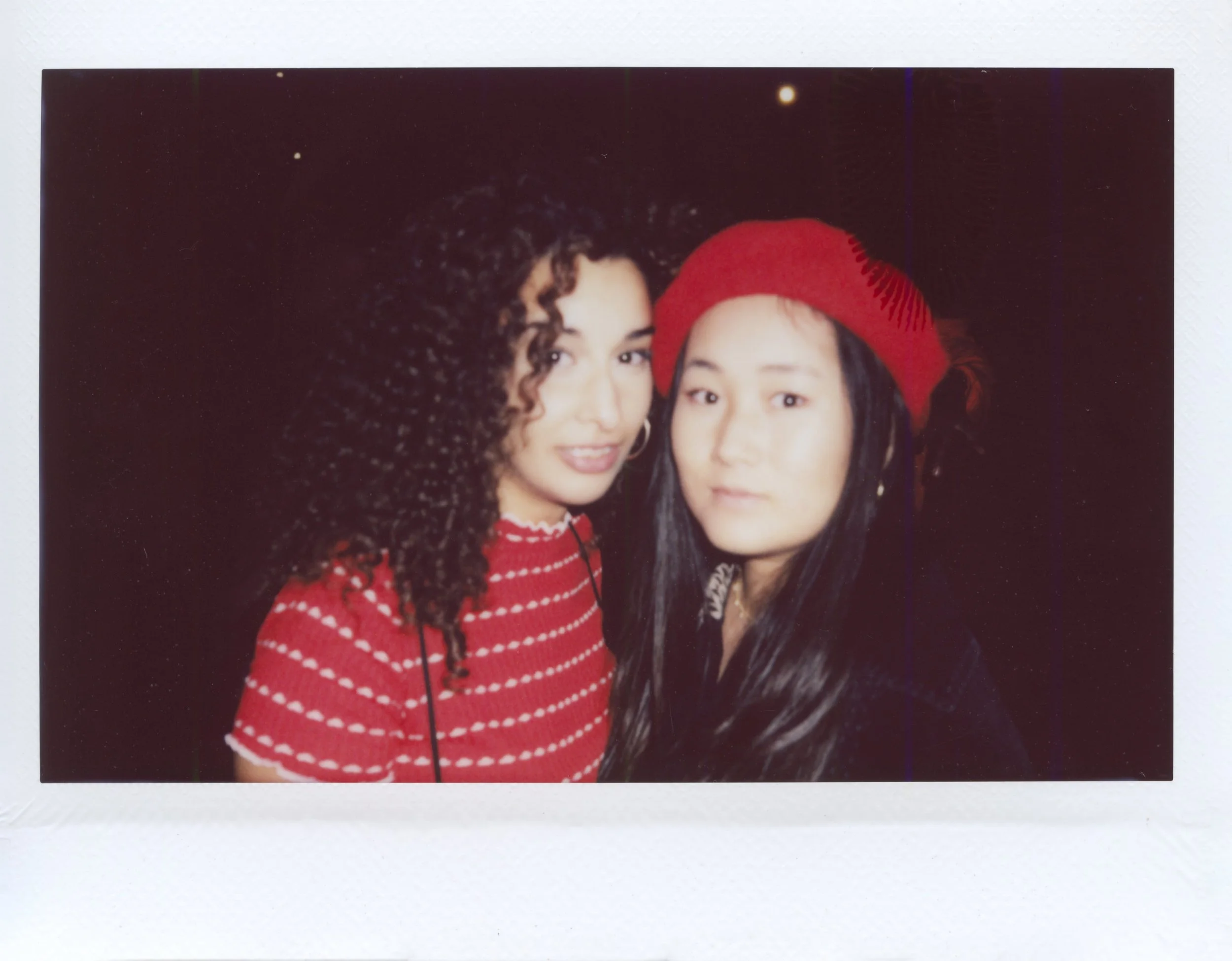 Photo polaroid de deux meilleures amies qui posent la nuit