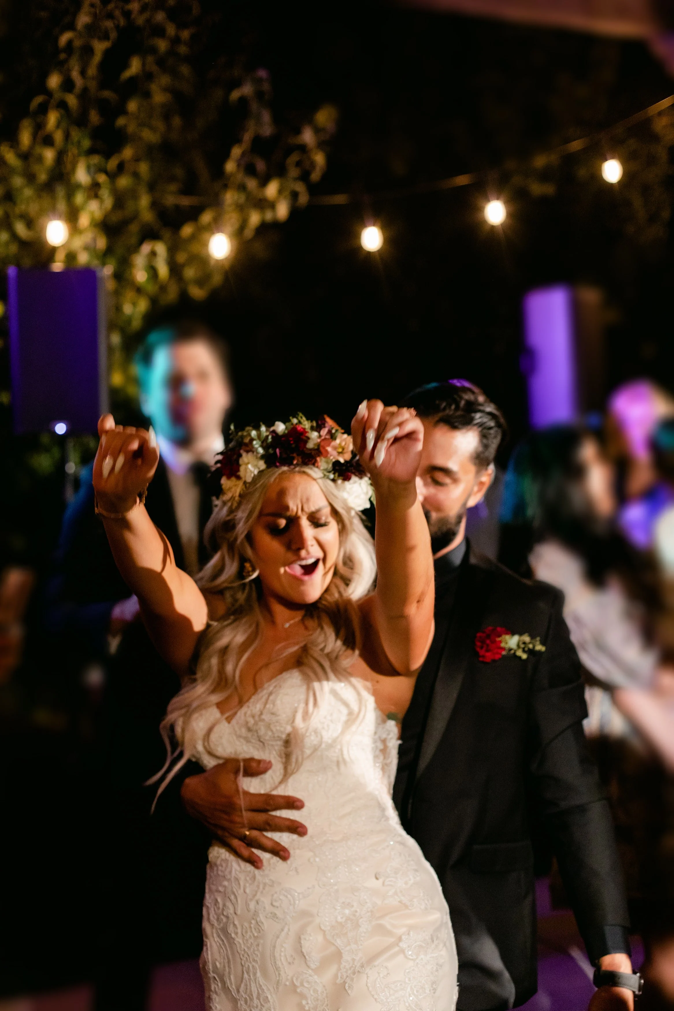 Des jeunes mariés qui dansent lors de leur réception