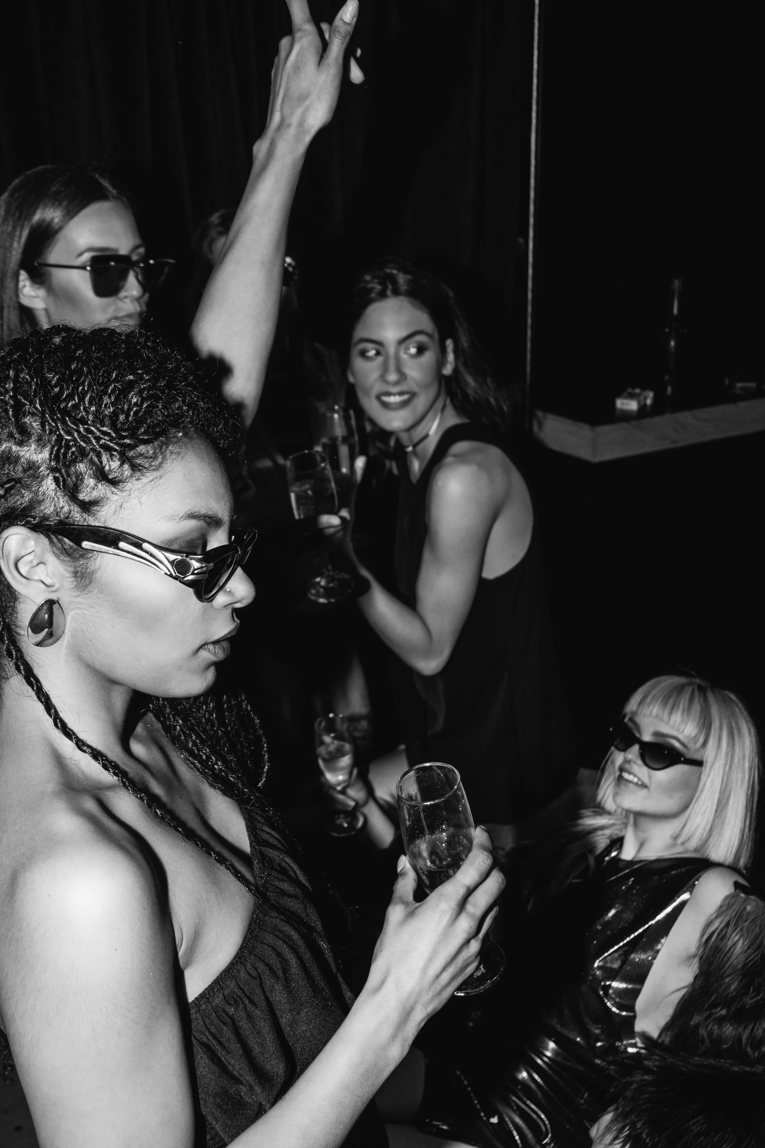 Des amies qui dansent dans une boîte de nuit chic