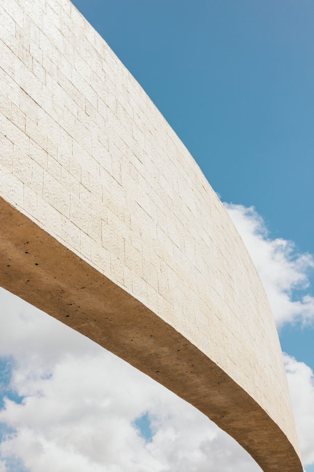 Un pont flottant en briques blanches avec le ciel en fond