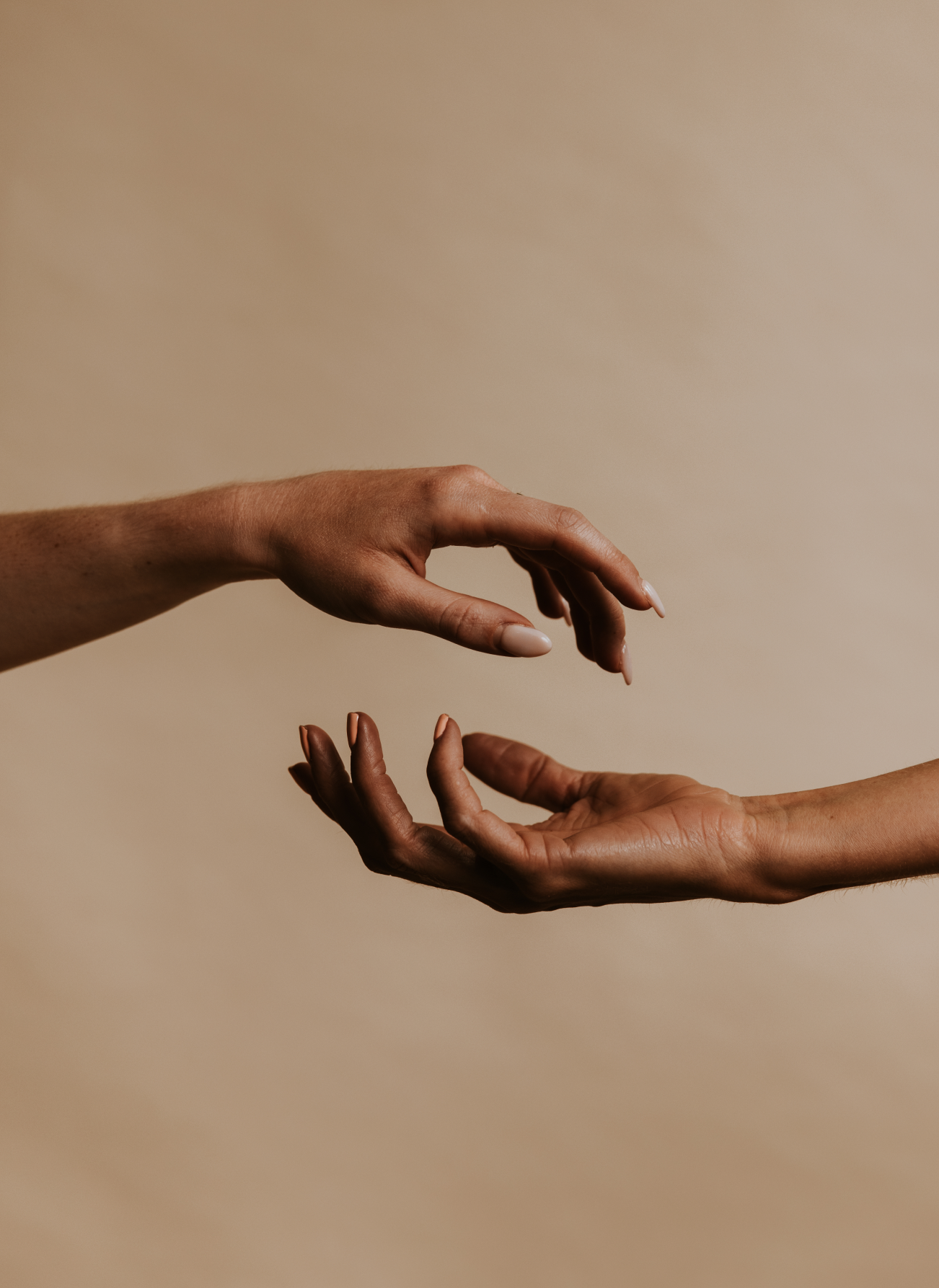 Zwei Hände mit offenen, einander zugewandten Handflächen in der Luft.