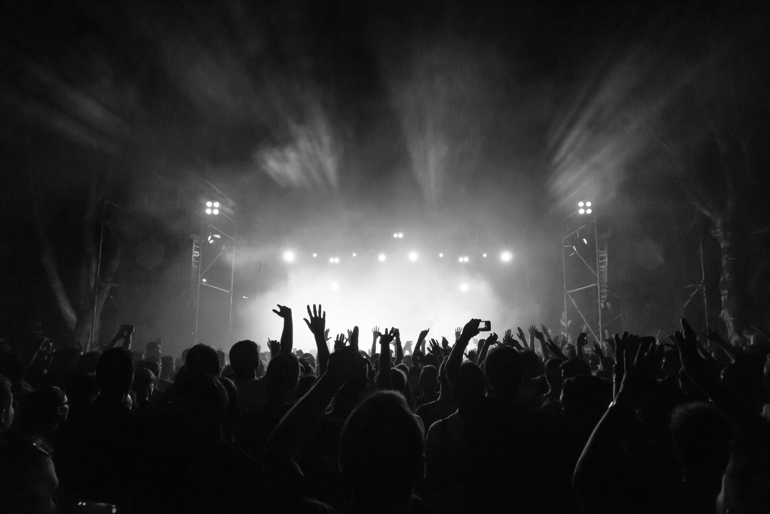 Schwarz-Weiß-Bild einer großen Menschenmenge auf einem Musikfestival