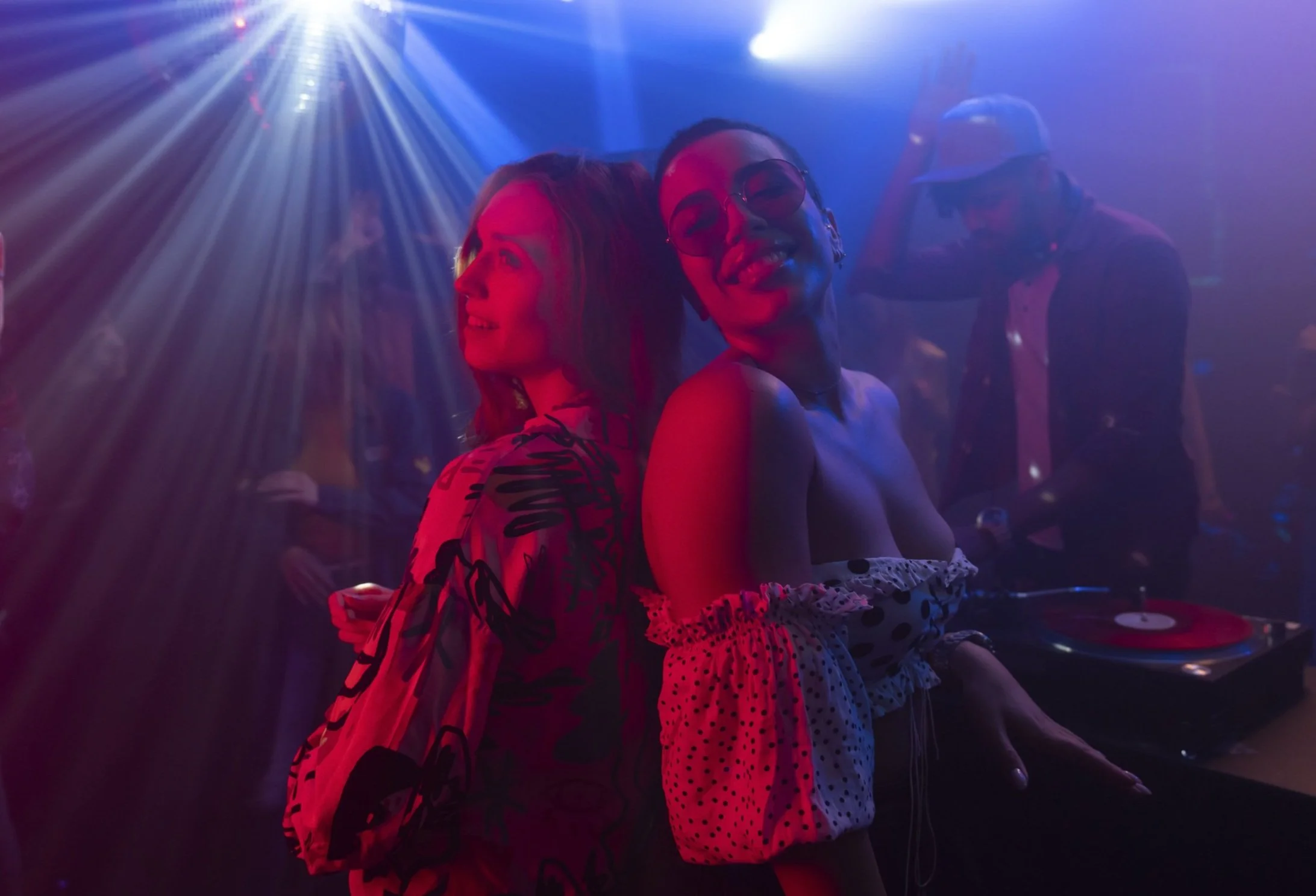 Zwei Freunde tanzen auf einer Party