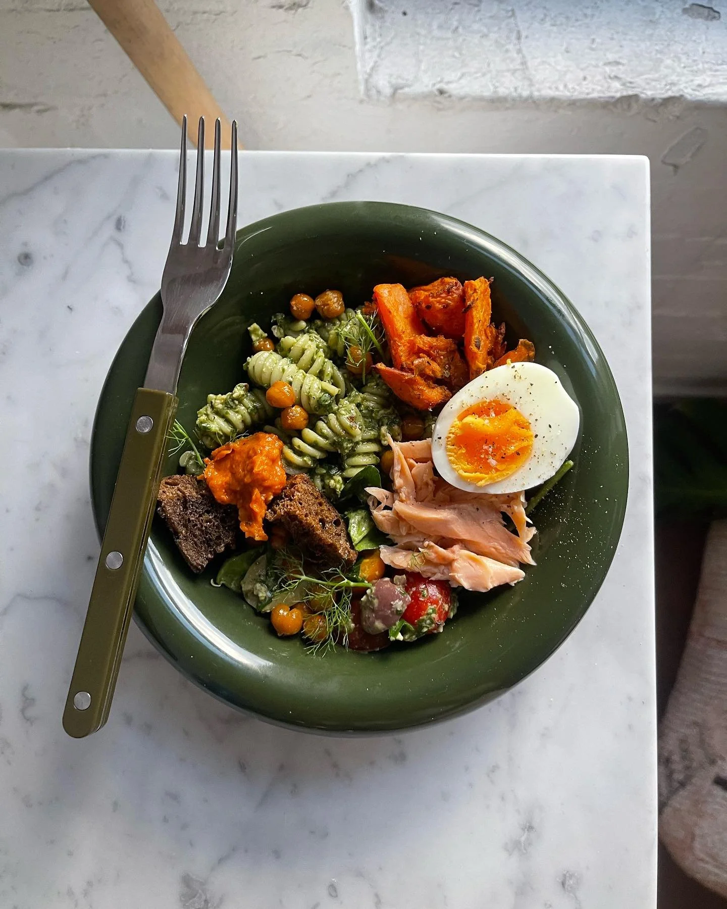 DREAM bowl from ingredients to ceramics and cutlery. A pesto pasta and ni&ccedil;oise esc salad YUM.