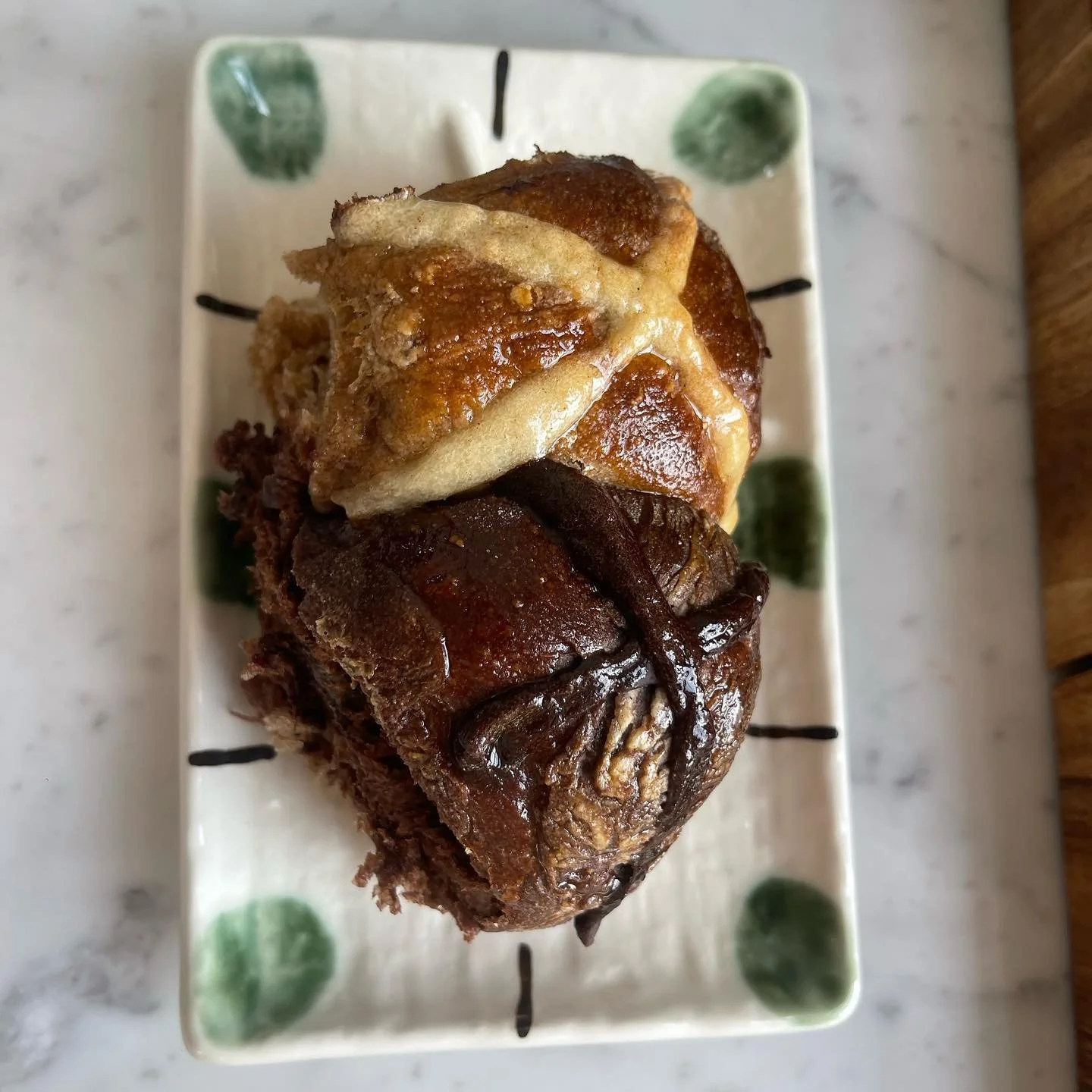 @juliaostro shokupan hot cross buns, traditional with masala soaked figs and triple dark choc chip!!
