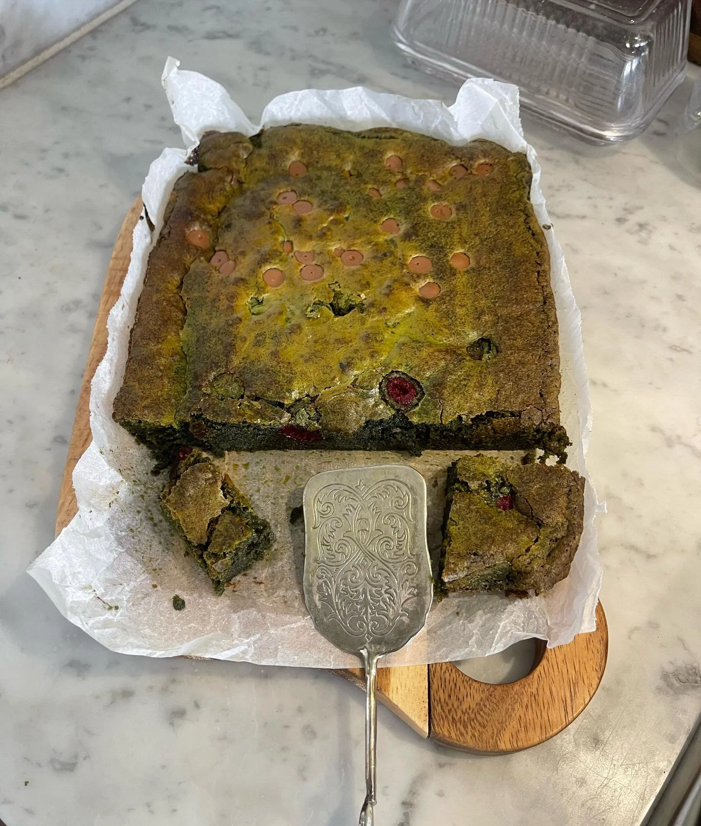 matcha blondie with white chocolate and matcha powder 🍓🍵