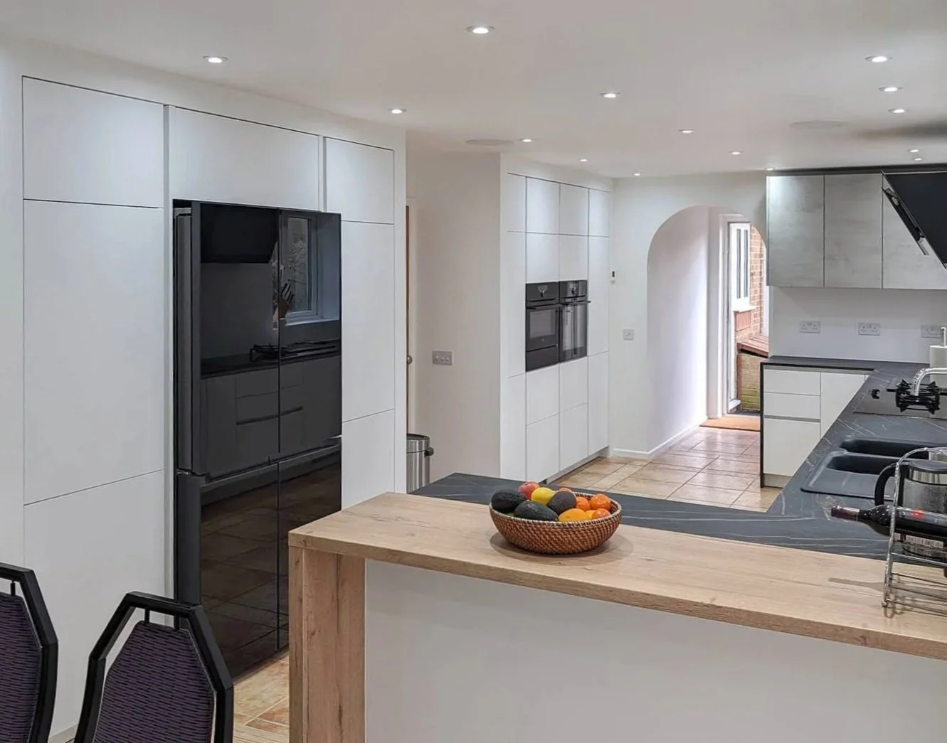 White Handleless Kitchen in Southampton