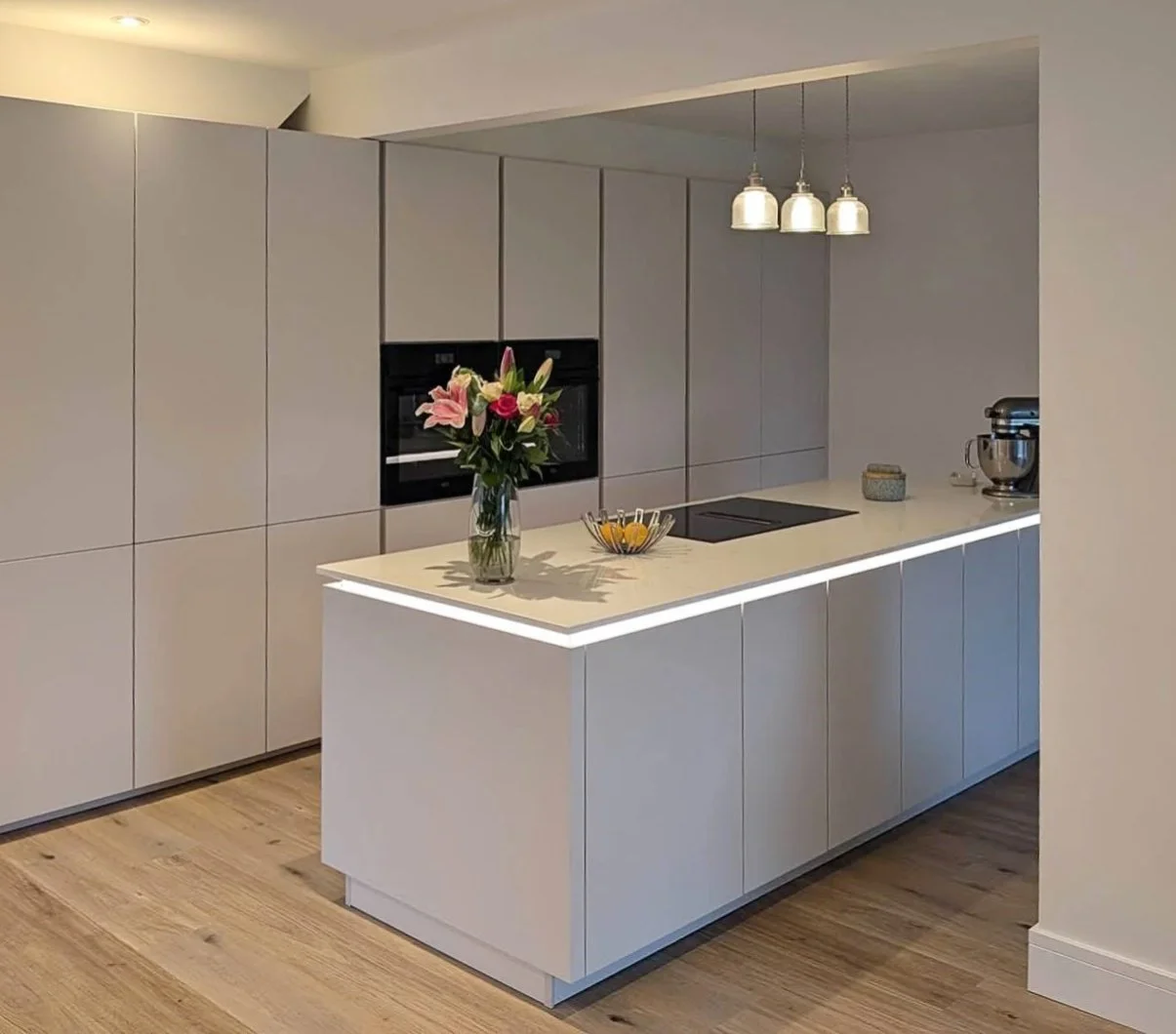 Light Grey Handleless Kitchen in Winchester
