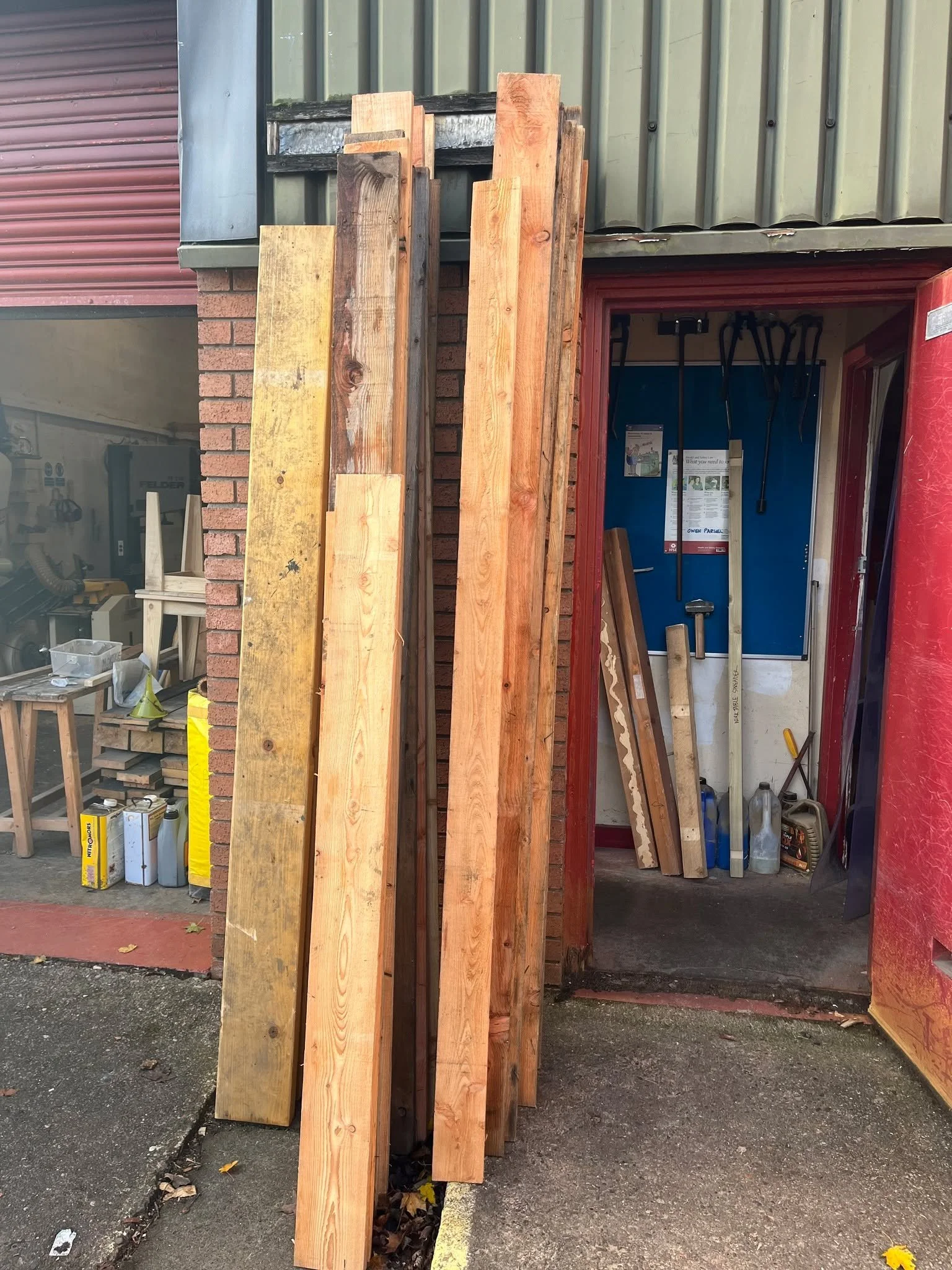Huge thank you to @outsideingardenrooms for donating this wood to us! ♻

The reuse of recycled wood is at the heart of our philosophy, so donations like this enable us to carry out our sustainability goals and give new life to old timber. 

 #sustain
