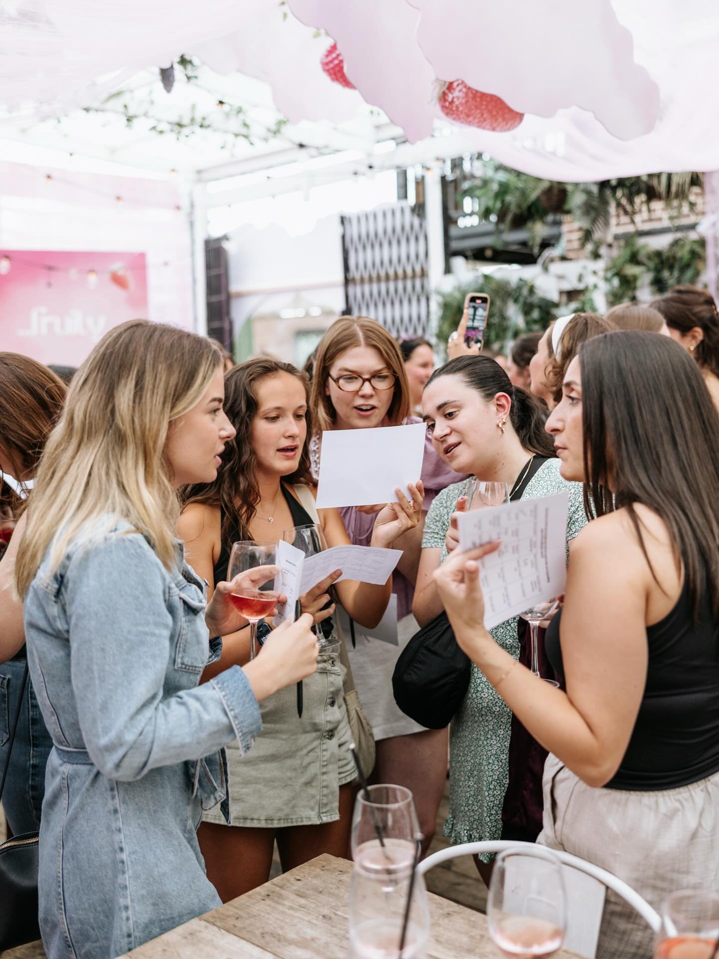 POV: trying to figure out which girlies guide meet up to go to next&hellip;

18 Nov: Speed Friending at @andthentooting 🫶🏼

24th Nov: Cocktails &amp; Crafts @boysnberry_london 🧵

3rd Dec: After Work Drinks at @thecocktailclubbars 🥂

6th Dec: Wint