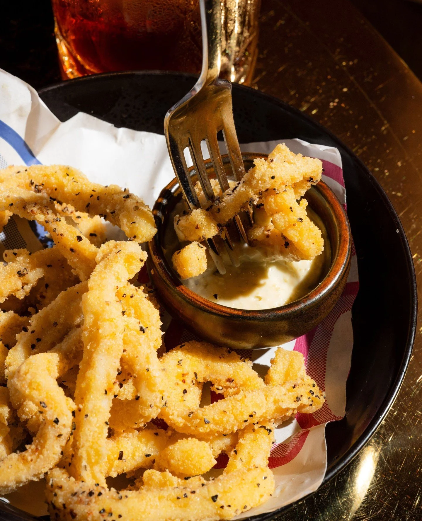 Lemon Pepper Calamari. Crisp, zesty and served with house-made tartare and fresh lemon. A classic done right.⁠
⁠
#DiveBarMelbourne #Calamari #MelbourneCBD #BarBites #MelbourneEats