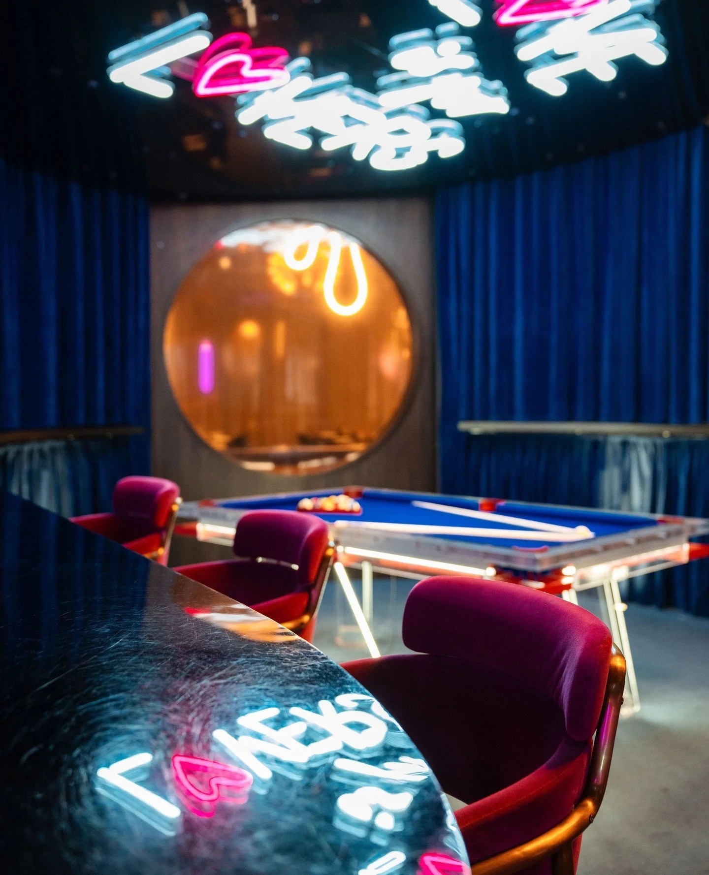 Find us under Neon lights. Join us at Dive Bar for Happy Hour, daily from 4-6pm. $8 Schooners, $10 House Wines and $15 Cocktails. 🍻⁠
⁠
@crowneplazamelbourne⁠
⁠
#DiveBarMelbourne #HappyHourMelbourne #CocktailsMelbourne #MelbourneCBD #AfterWorkDrinks 