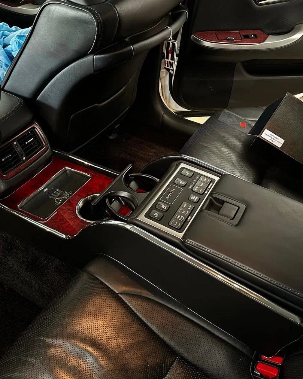 URS206 Rear Center VIP Table