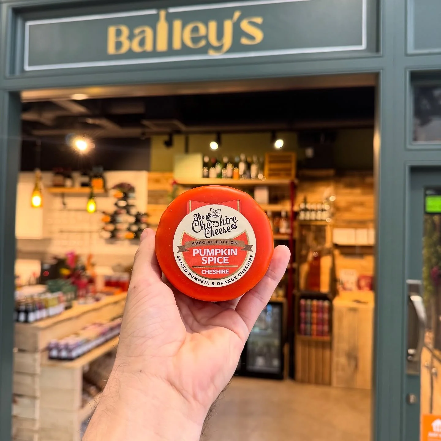 As we welcome Autumn today, what better way to celebrate than with a brand-new release? 🍂
Introducing Pumpkin Spice Cheshire from @cheshirecheesecompany — a warm, limited-edition twist on one of our favourite British classics.
Imagine the cr
