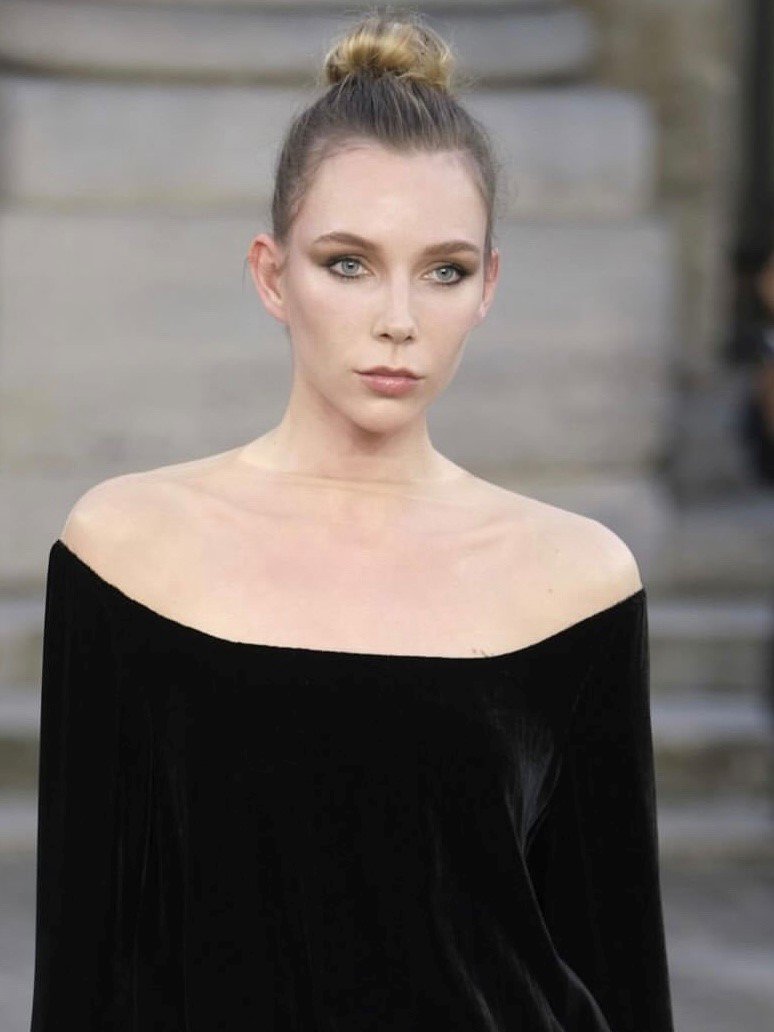 Celia Kritharioti Paris Fashion week AW22
Key MUA: Maria Nikoloudaki