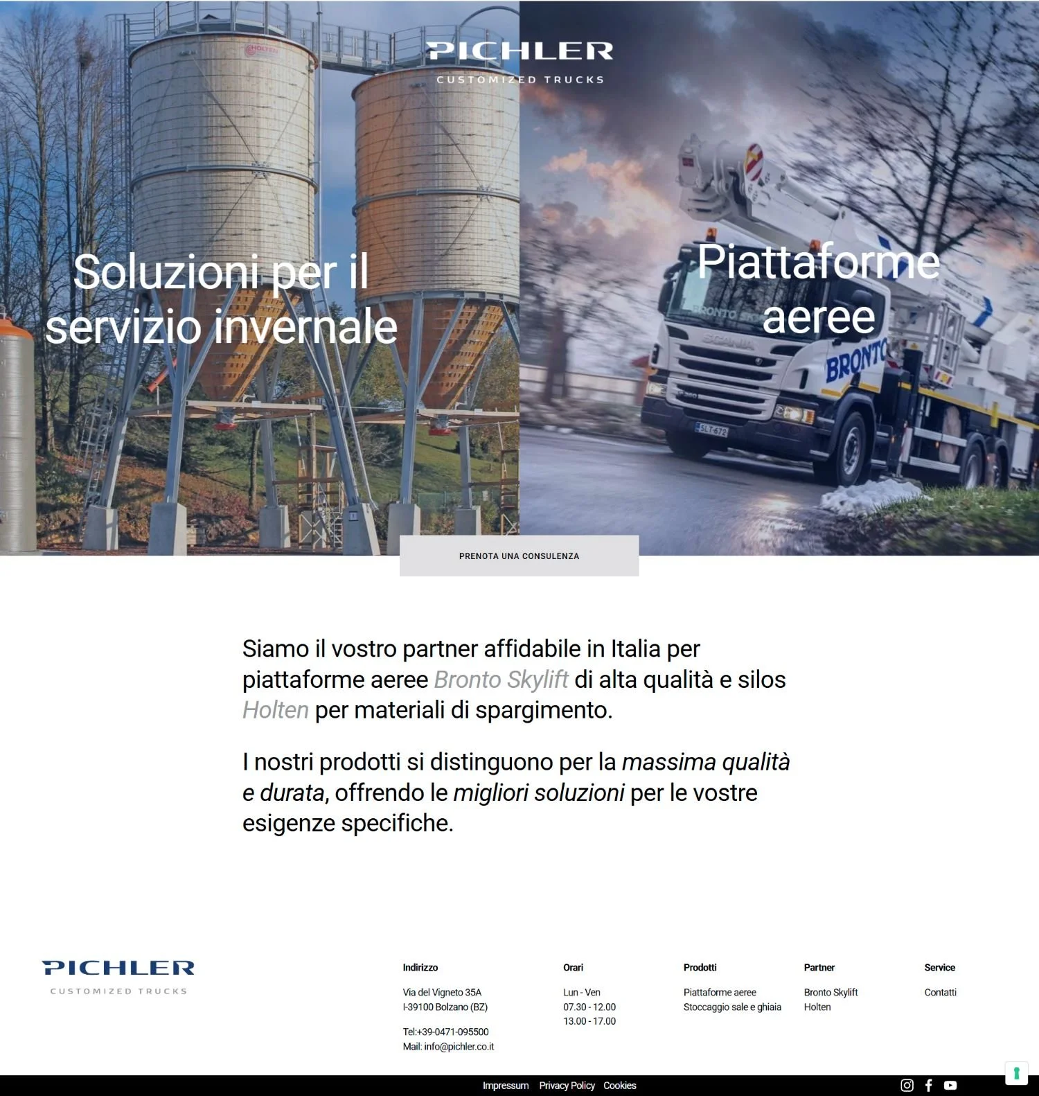 Bild mit zwei Silos für die Lagerung im Freien auf der linken Seite und einem Schornsteintransporter auf der rechten Seite, beides im Zusammenhang mit winterlichem oder wetterbedingt geforderten Dienstleistungen, überlagert mit italienischem Text, der Lösungen für den Winterservice und Luftplattformen bewirbt.