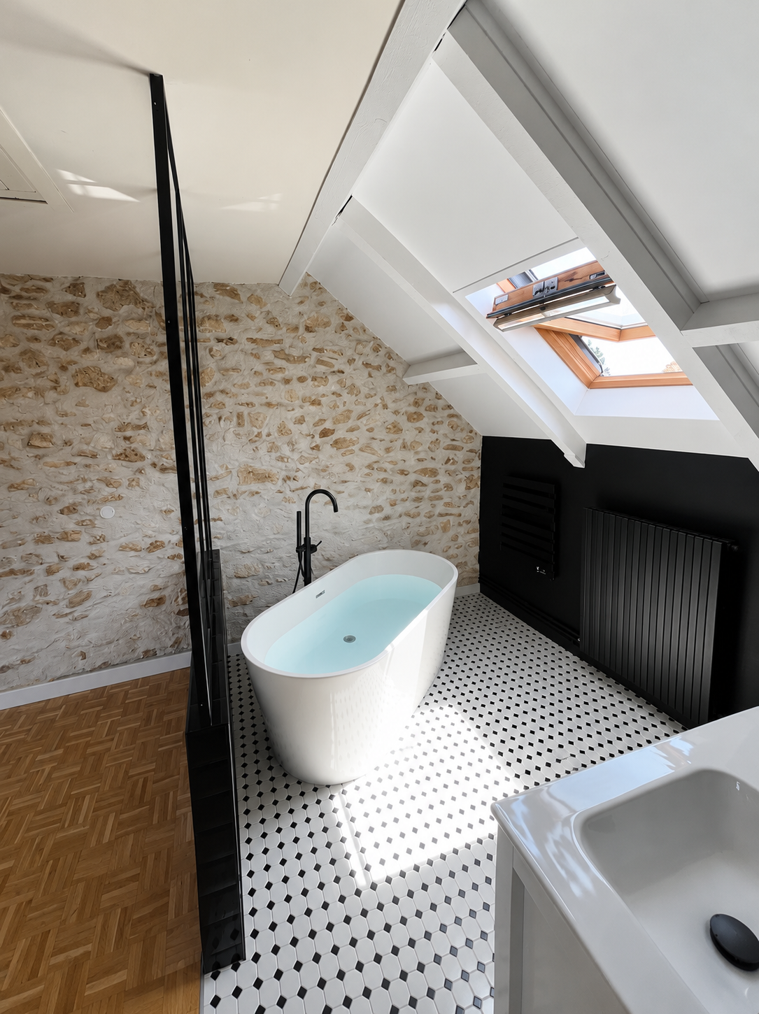 Salle de bain verrière rénovation salle de douche carrelage mosaïque baignoire double vasque pierre ancien