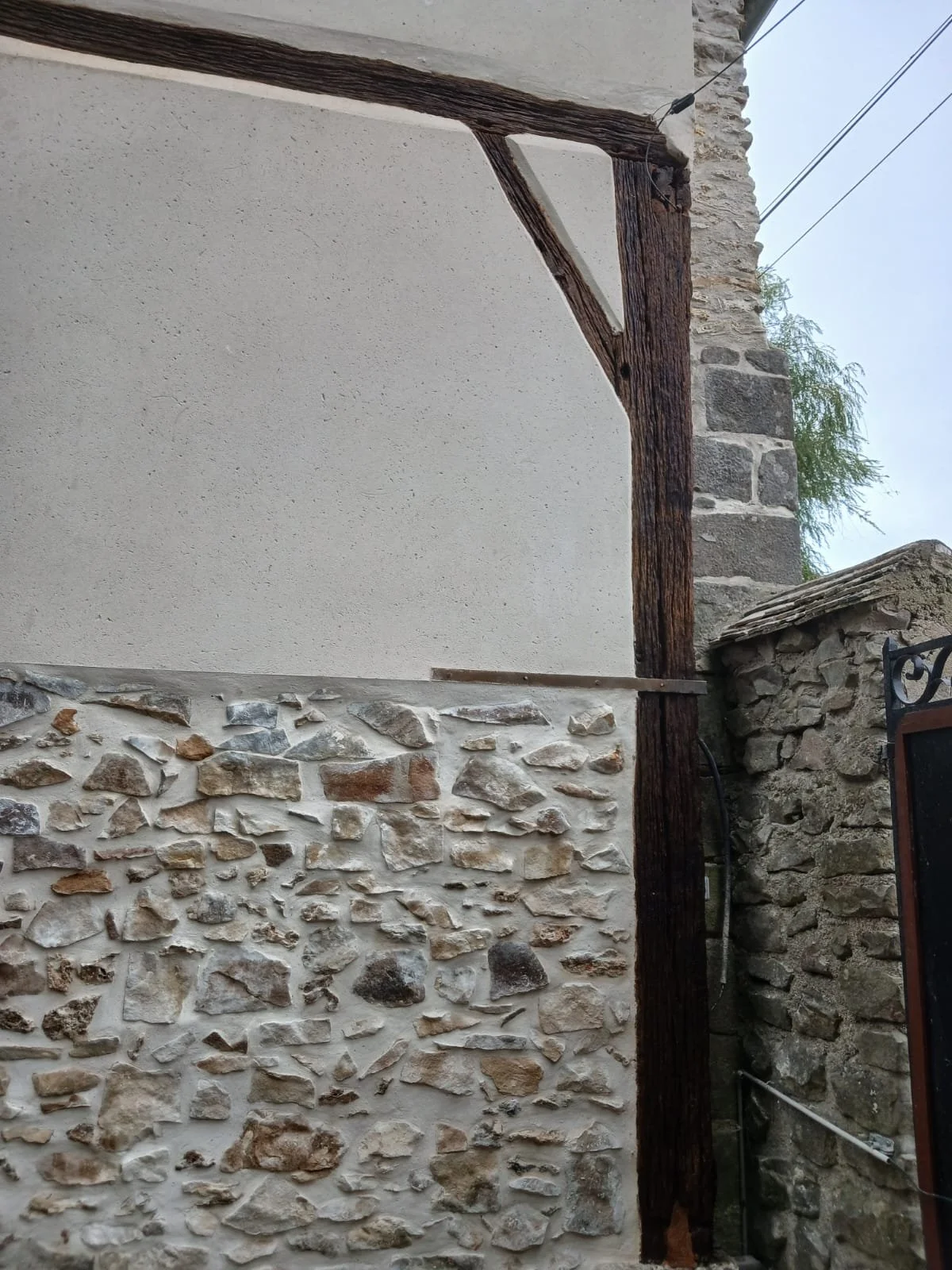 AAZ RENOV redonne vie à cette façade avec la réfection des enduits et le rejointoiement des pierres, tout en mettant en valeur les colombages.