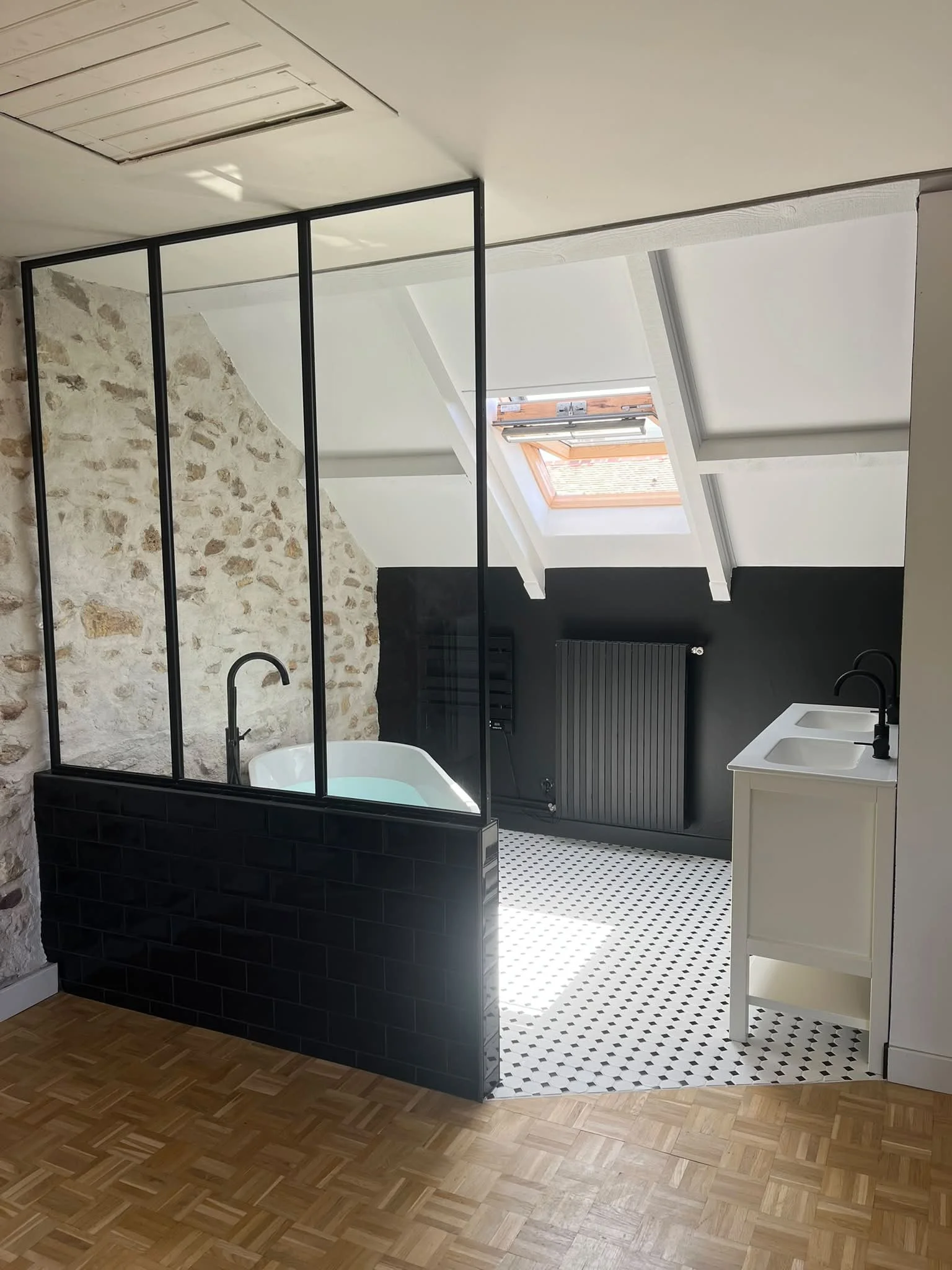 Salle de bain verrière rénovation salle de douche carrelage mosaïque baignoire double vasque pierre ancien