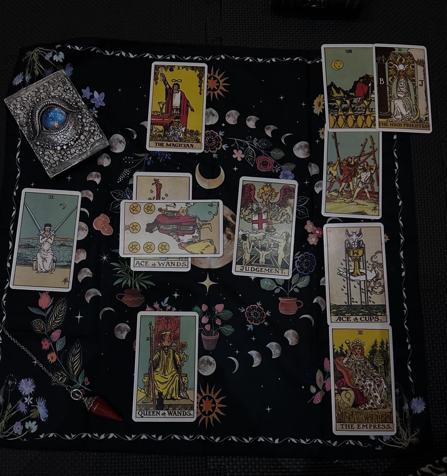 ✨ First virtual tarot reading complete ✨

&hellip;and this message afterwards reminded me exactly why tarot is such a fundamental part of transformation.

Tarot isn&rsquo;t about predicting the future.
It&rsquo;s about remembering yourself.

Each car