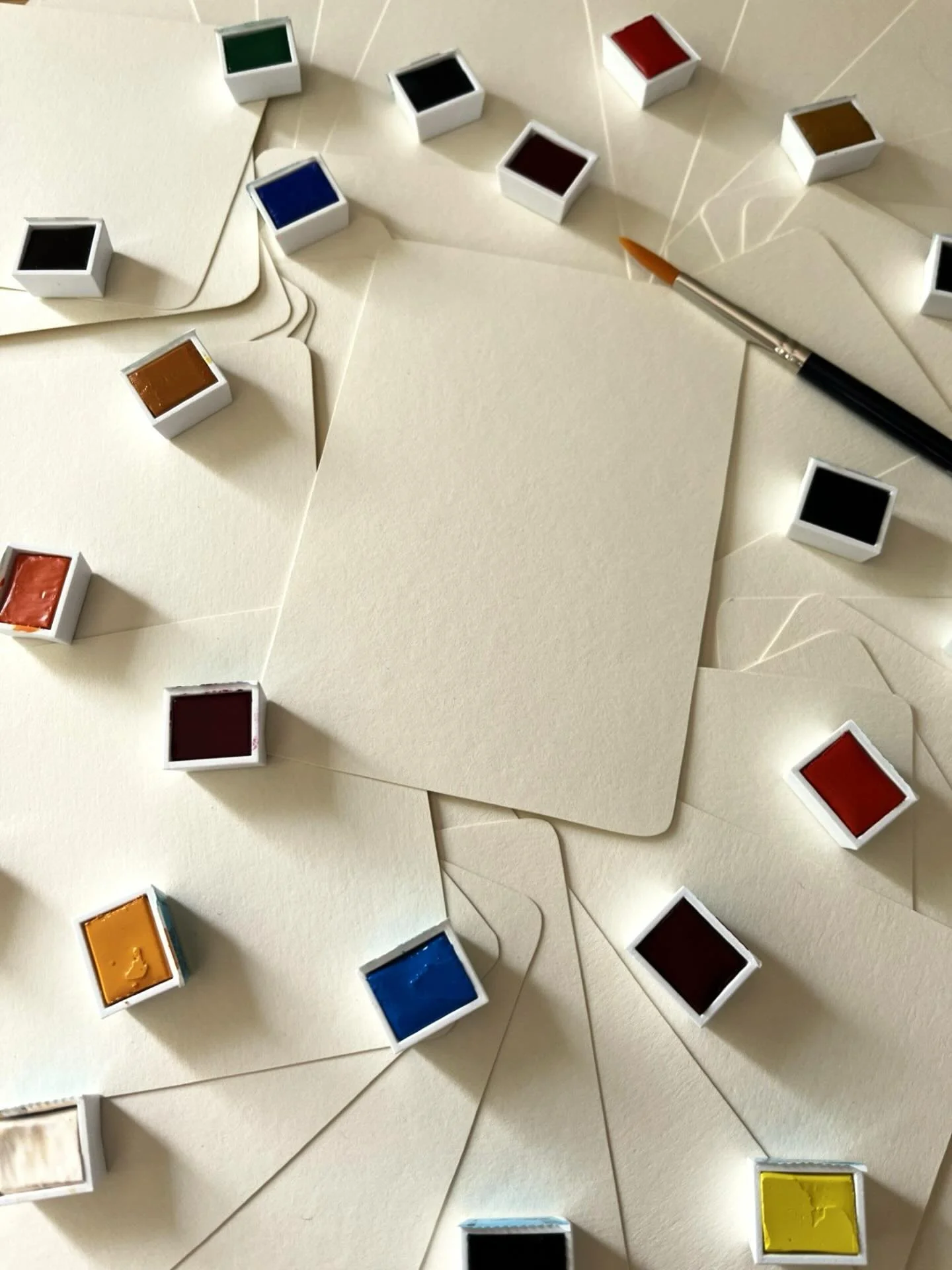 Heb jij een tarot deck thuis liggen? Misschien zelfs meer dan 1? Denk dan eens na over een tarotkaart die speciaal voor jou gemaakt is. Ik help je graag verder!