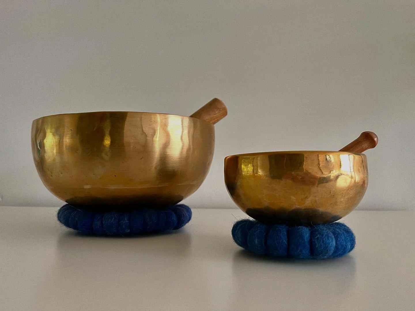 Laat je meenemen door een mengeling van stem en instrument. Ervaar een persoonlijke Mantra Meditatie.