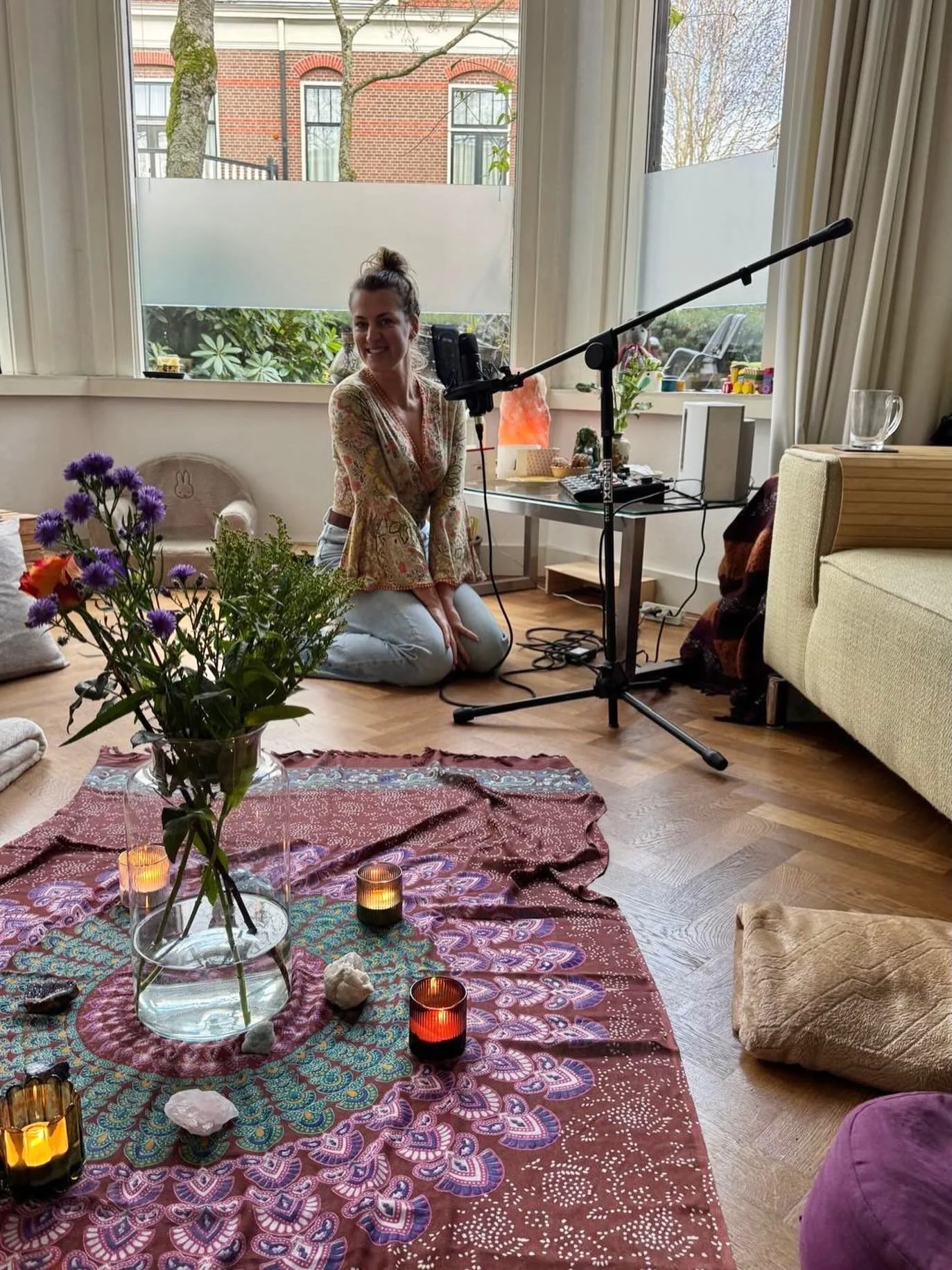 Huiskamersessies zijn een intieme manier om met een kleine groep mensen tot een diepere kern te komen. Het biedt een veilige basis voor gesprekken en een unieke meditatie ervaring. #meditatie #bewustzijn #praatmetme #mindfullness #meditation