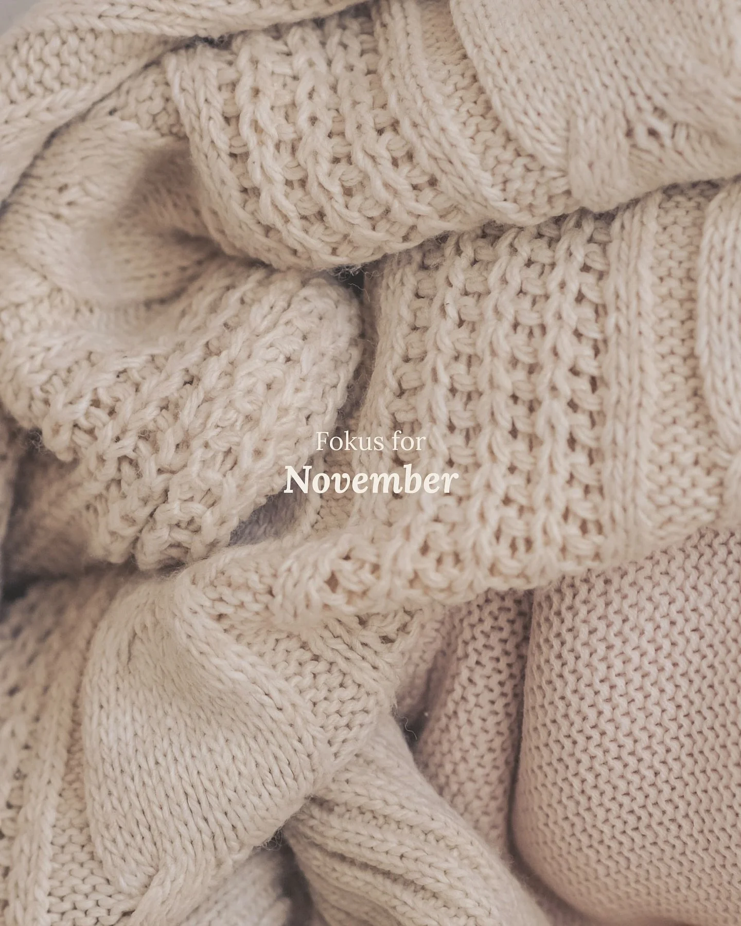 November inviterer os til at vende blikket indad og st&aring; st&aelig;rkt i vores egen power. Tr&aelig;erne slipper sine blade og sender energien til r&oslash;dderne, og p&aring; samme m&aring;de inviteres du ogs&aring; til at flytte energien hjem t