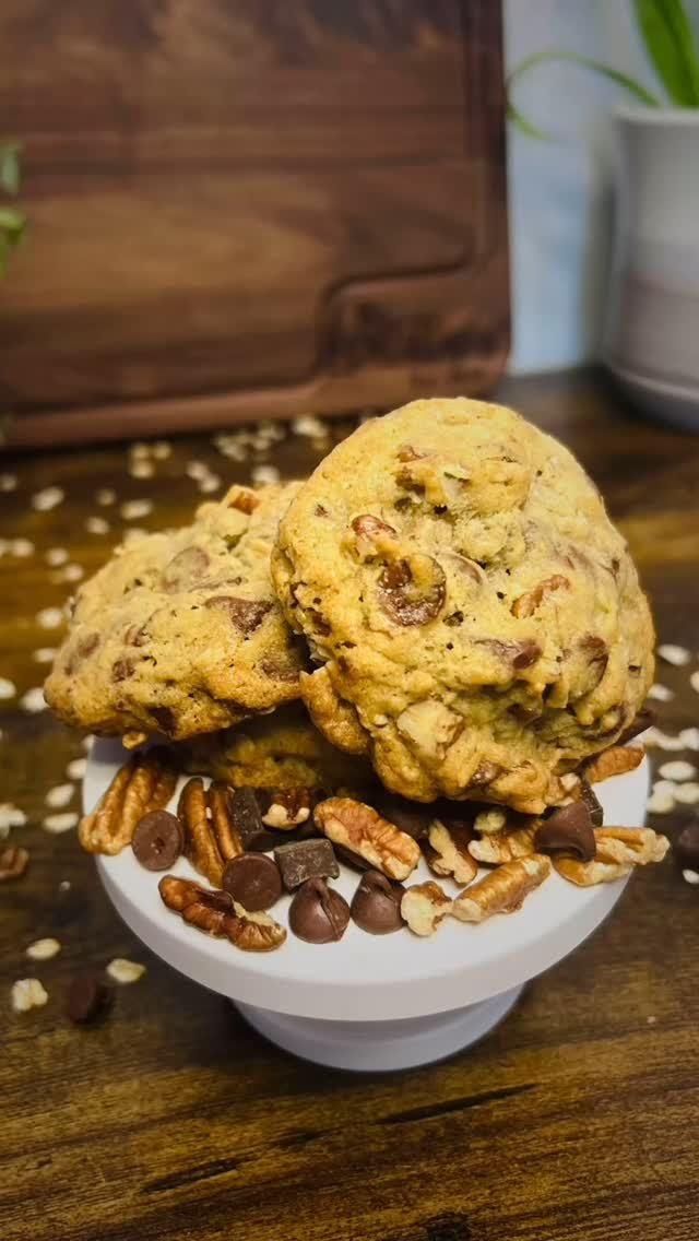 Chocolate Pecan Bliss
I am not gonna lie, but I do believe this may be my favorite cookie. Oats, pecans, and loads of chocolate…. it’s perfect!
#smallbusiness #cottagebakery #soughdough #homebakery #homebaker #gourmetcookies #sweetbrea
