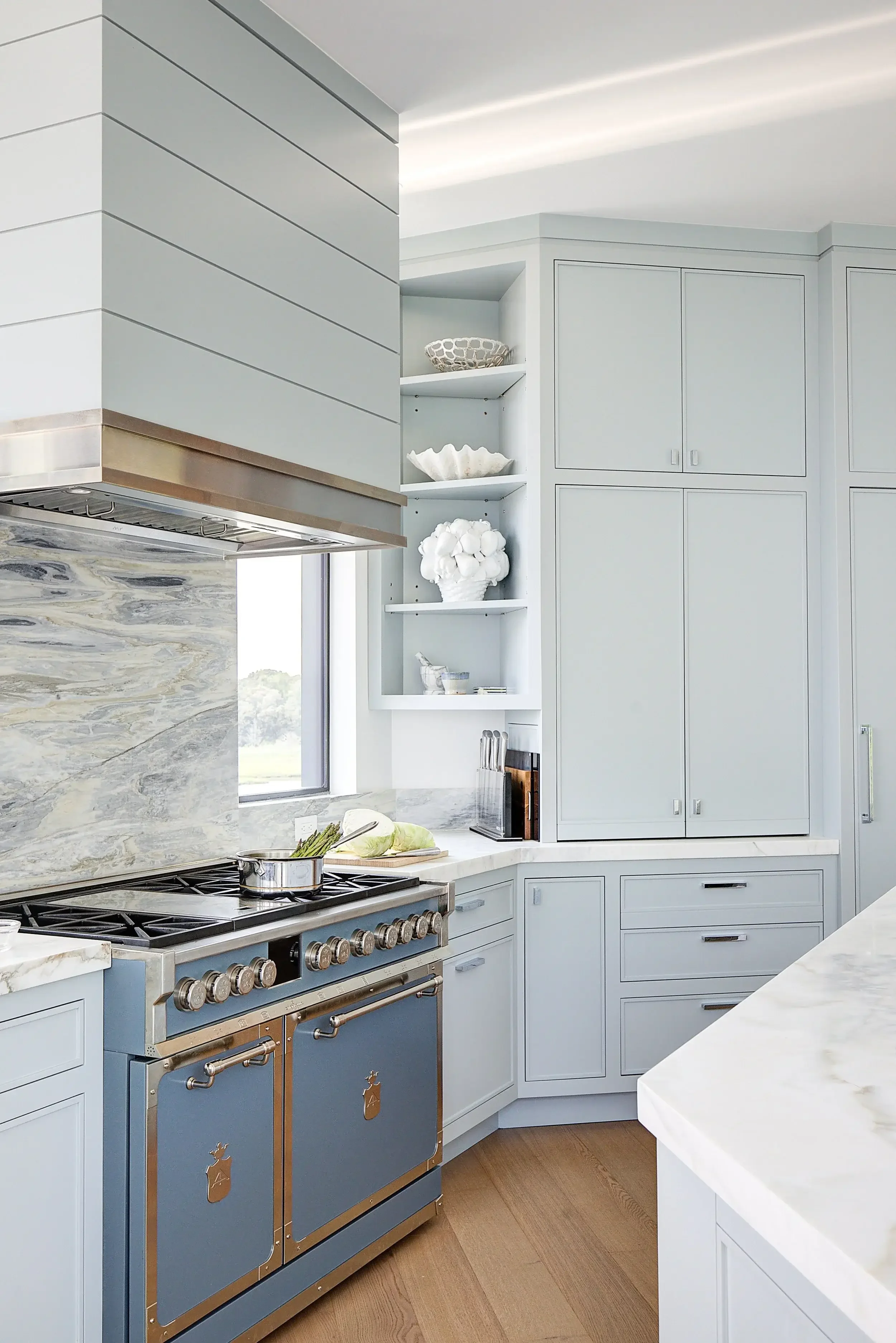 hamptons-madison-kitchen-cabinetry-hood.webp