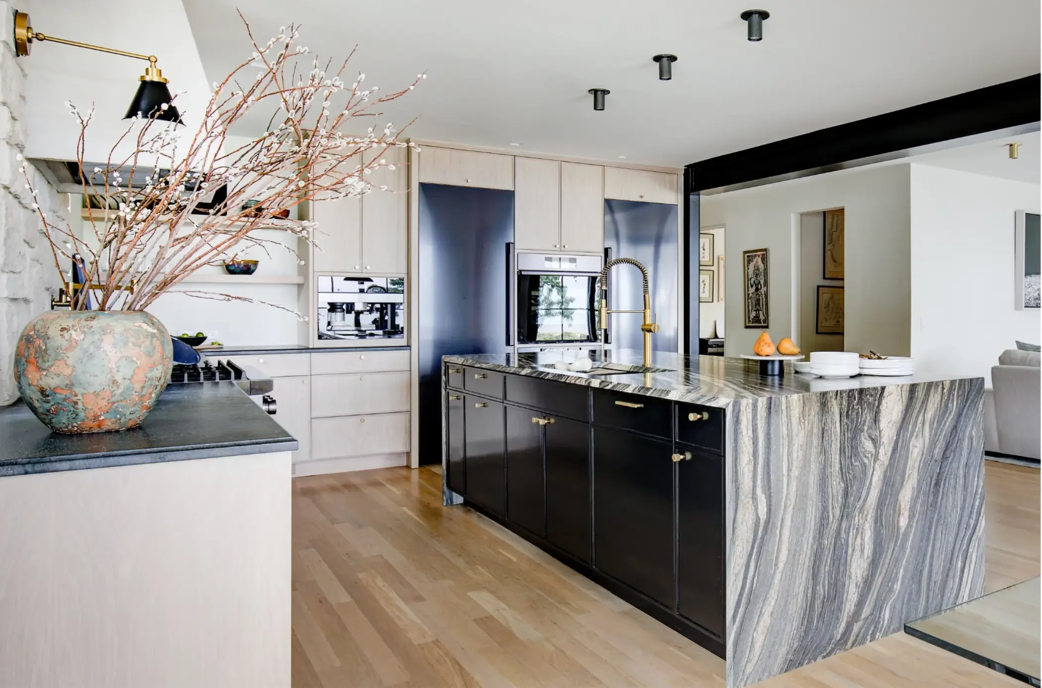 black-drift-oak-madison-kitchen.webp