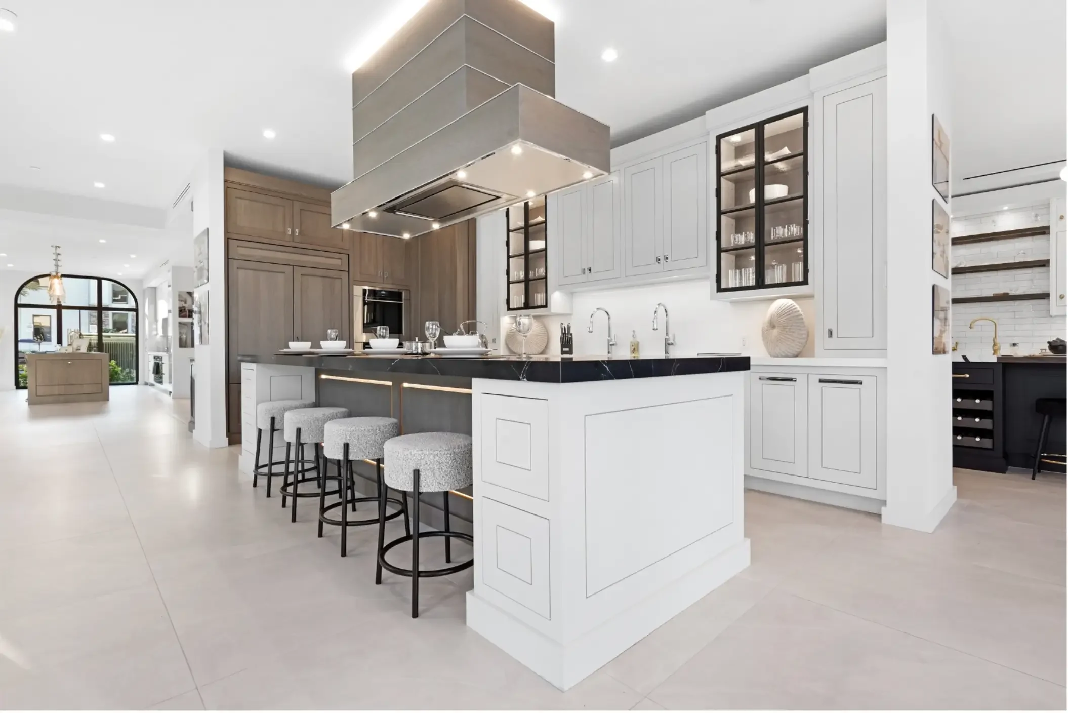 florida-showroom-revelane-cabinet-display.webp