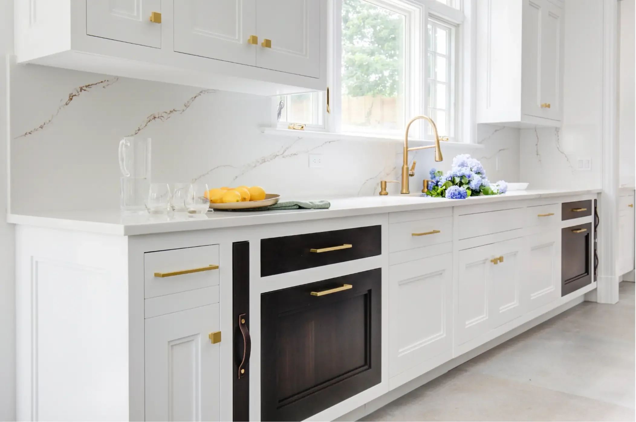 new-york-meridian-contrast-cabinets.webp