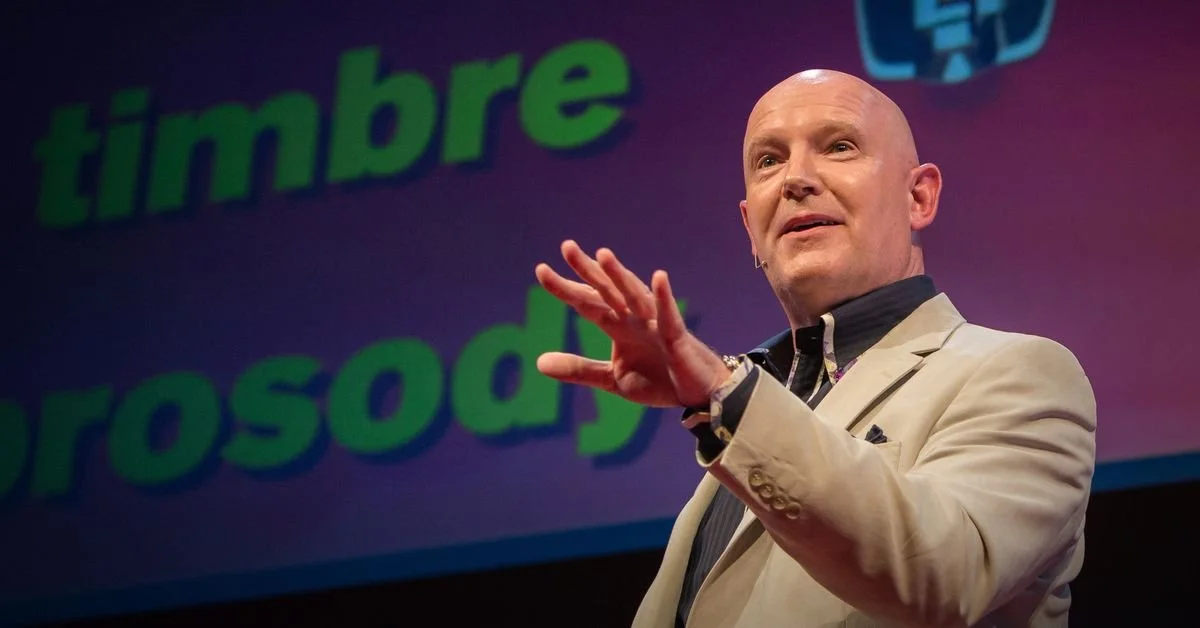 A man giving a presentation with the words 'timbré' and 'rosaid' in the background.