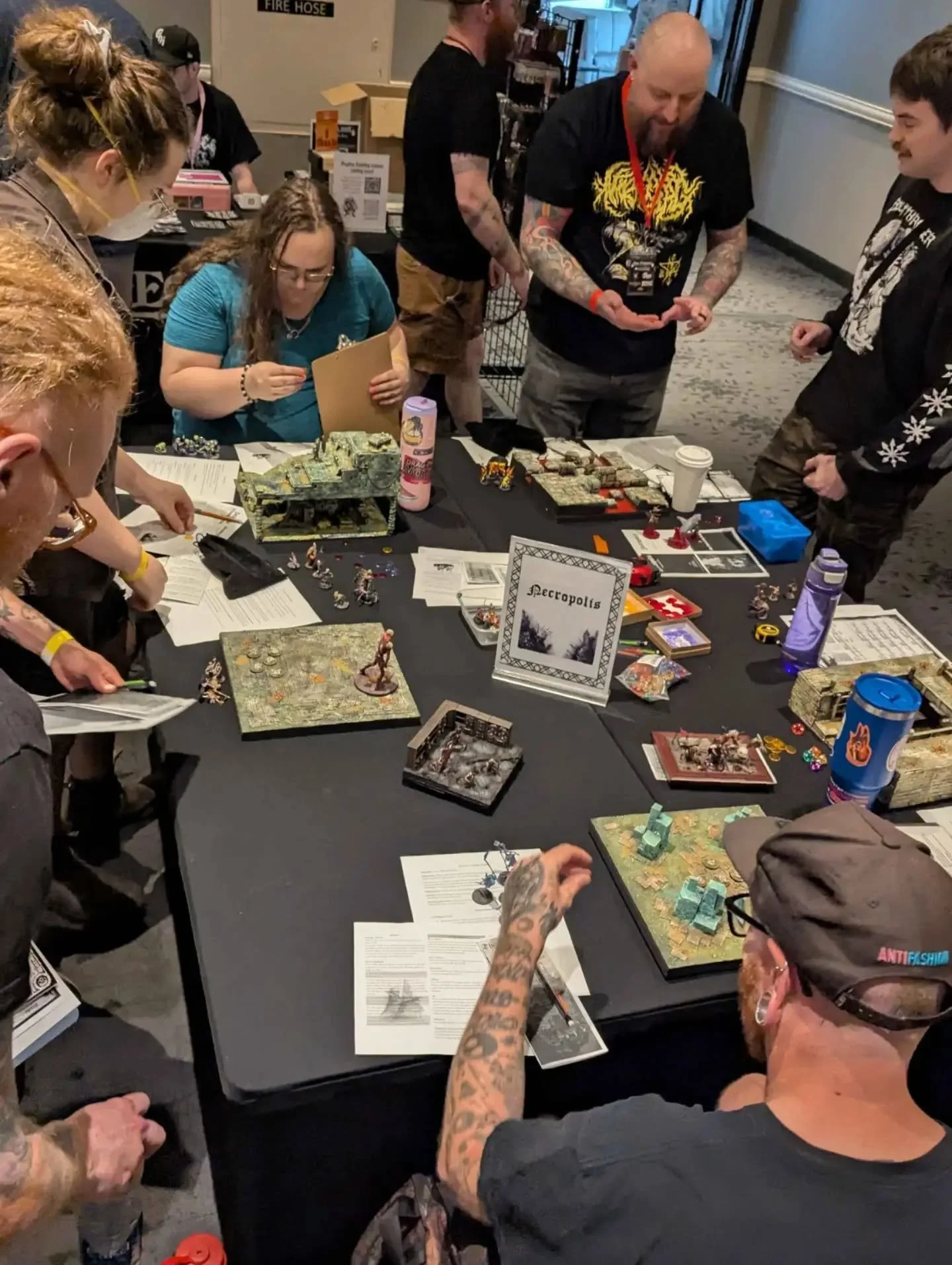 @the_hobby_dungeon brought Necropolis to Dungeon Fest for the first time this year (but hopefully not the last time)! This game boasts small but mighty boards and warbands (called Gatherings) which exist in a world entirely populated by the undead. M