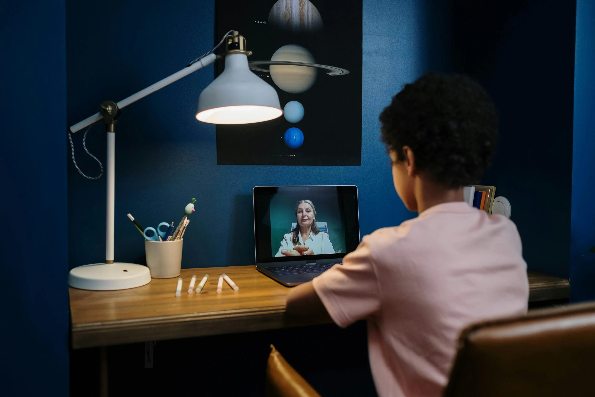 A student in a one-on-one with their teacher