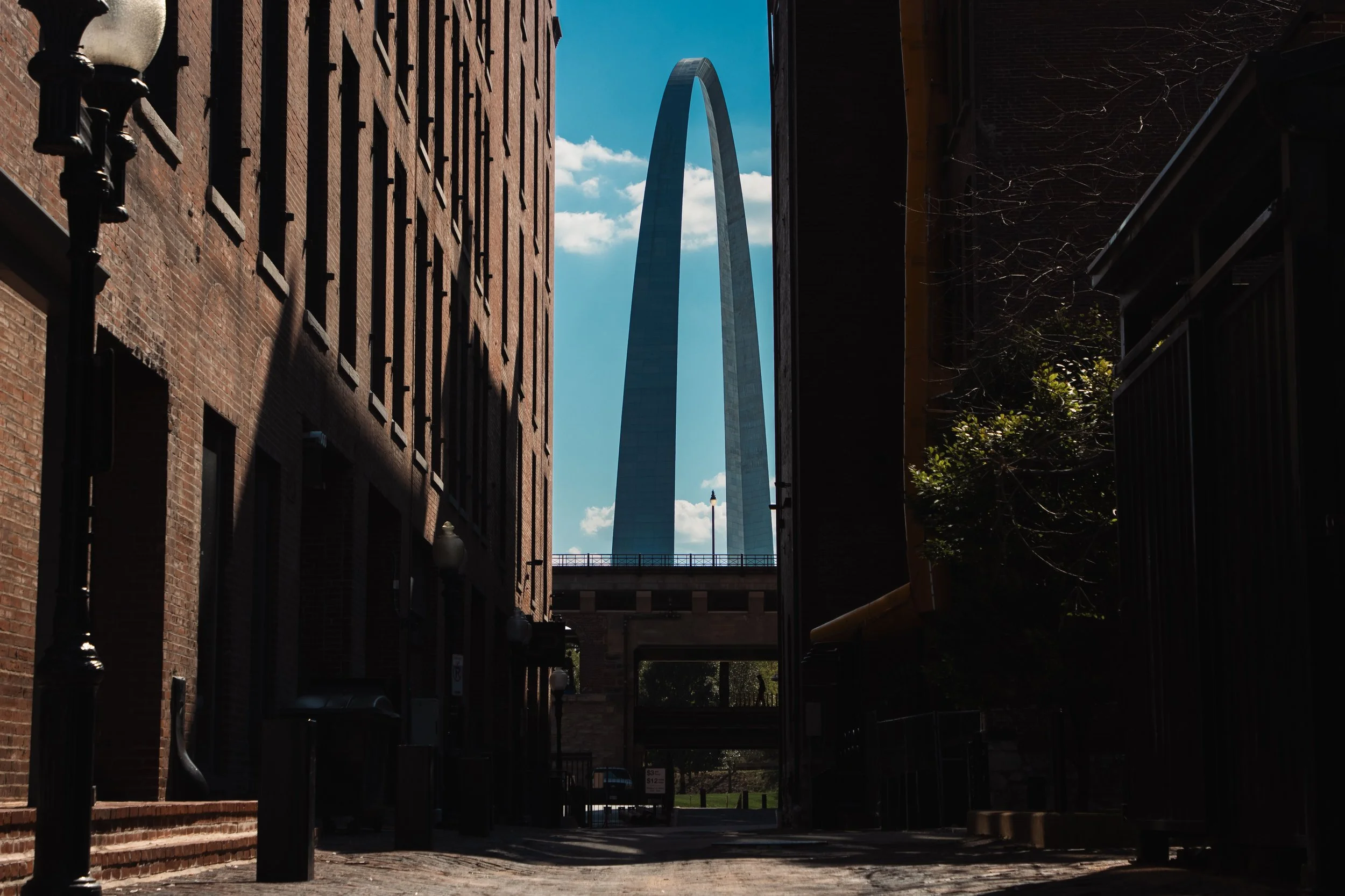 A picture of a St. Louis street with a view of the Gateway Arch