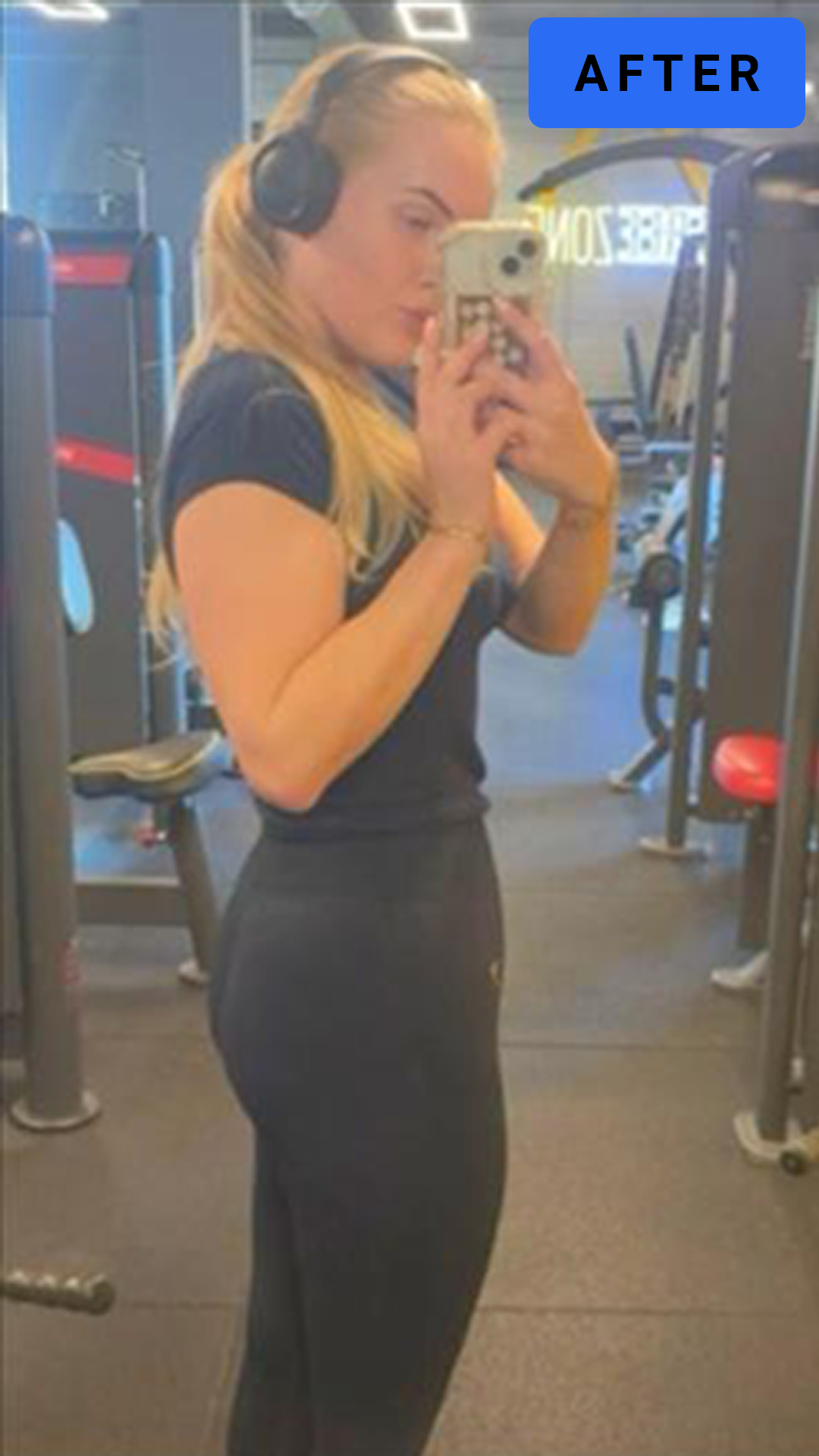 Vrouw in sportoutfit met koptelefoon die een selfie neemt in de sportschool, met een blauw label met de tekst 'AFTER'.