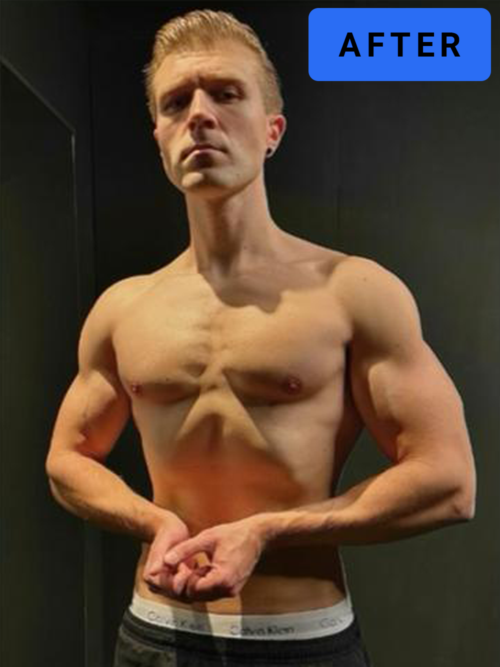 Een shirtloze jonge man met een gespierd lichaam en een spitse kin poseert in een zwart kamertje, met de tekst 'AFTER' in een blauwe rechthoek boven hem.