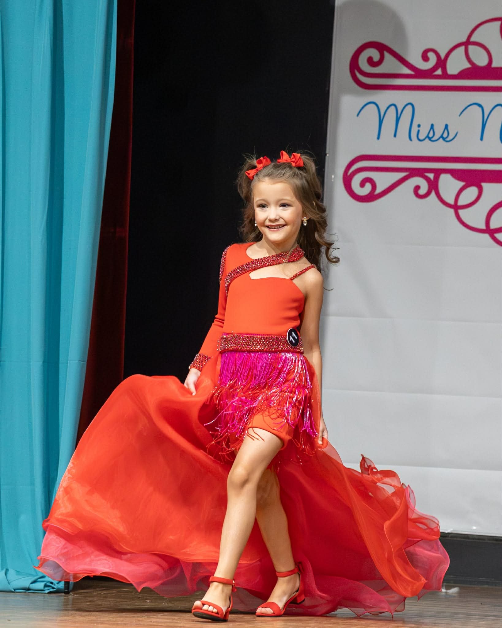 Queen of Hearts (Approximate Size 6/7; Check Measurements in description)