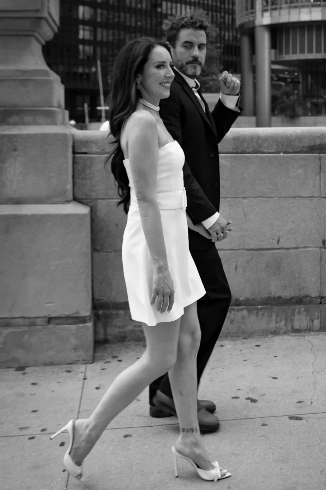 #chicagoengagement - Engagement black and white photo, woman and man walk on Chicago River - Engagement Photography #ChicagoProposal #Vintage #RalphLauren