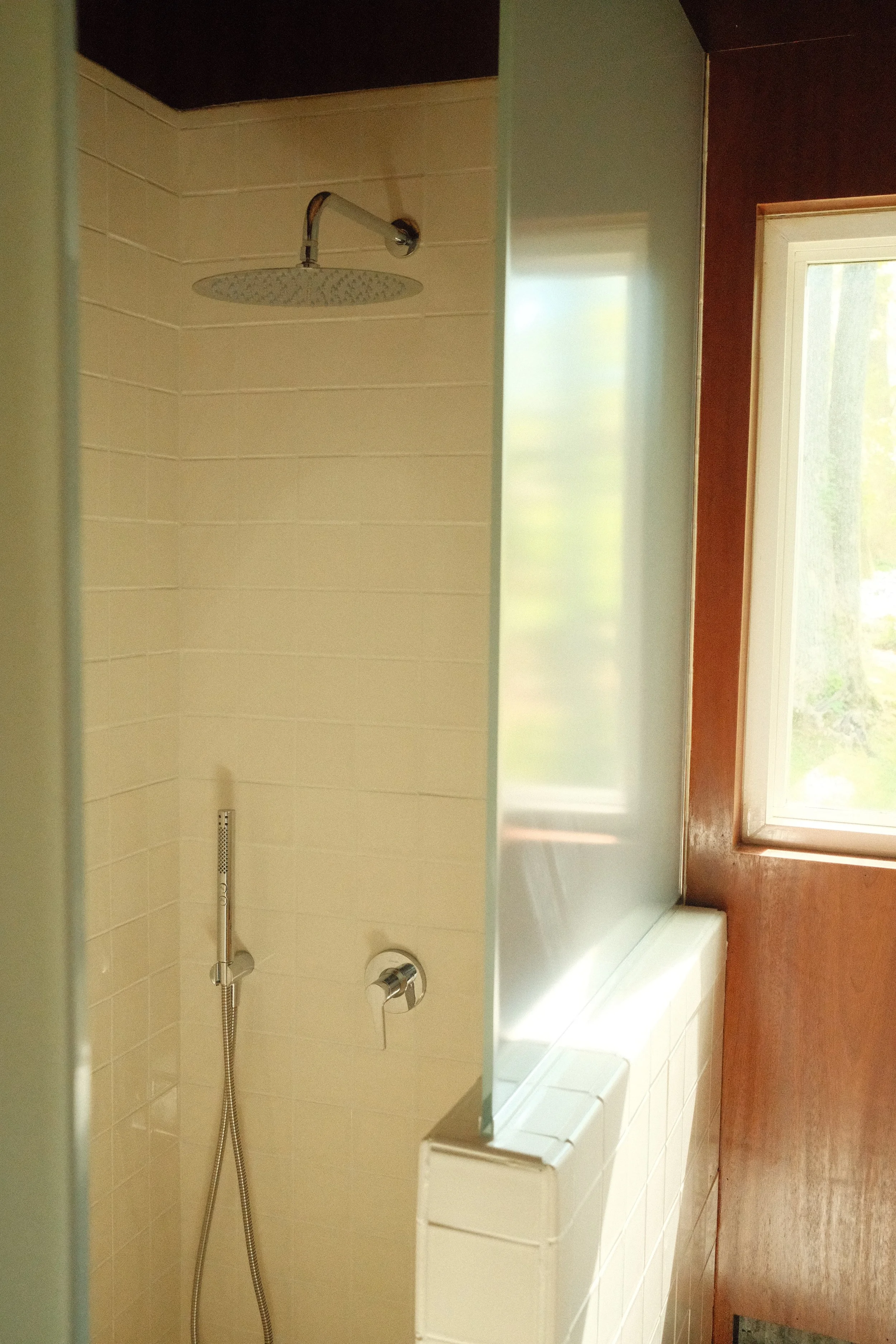 Unflipping shower with chrome hardware