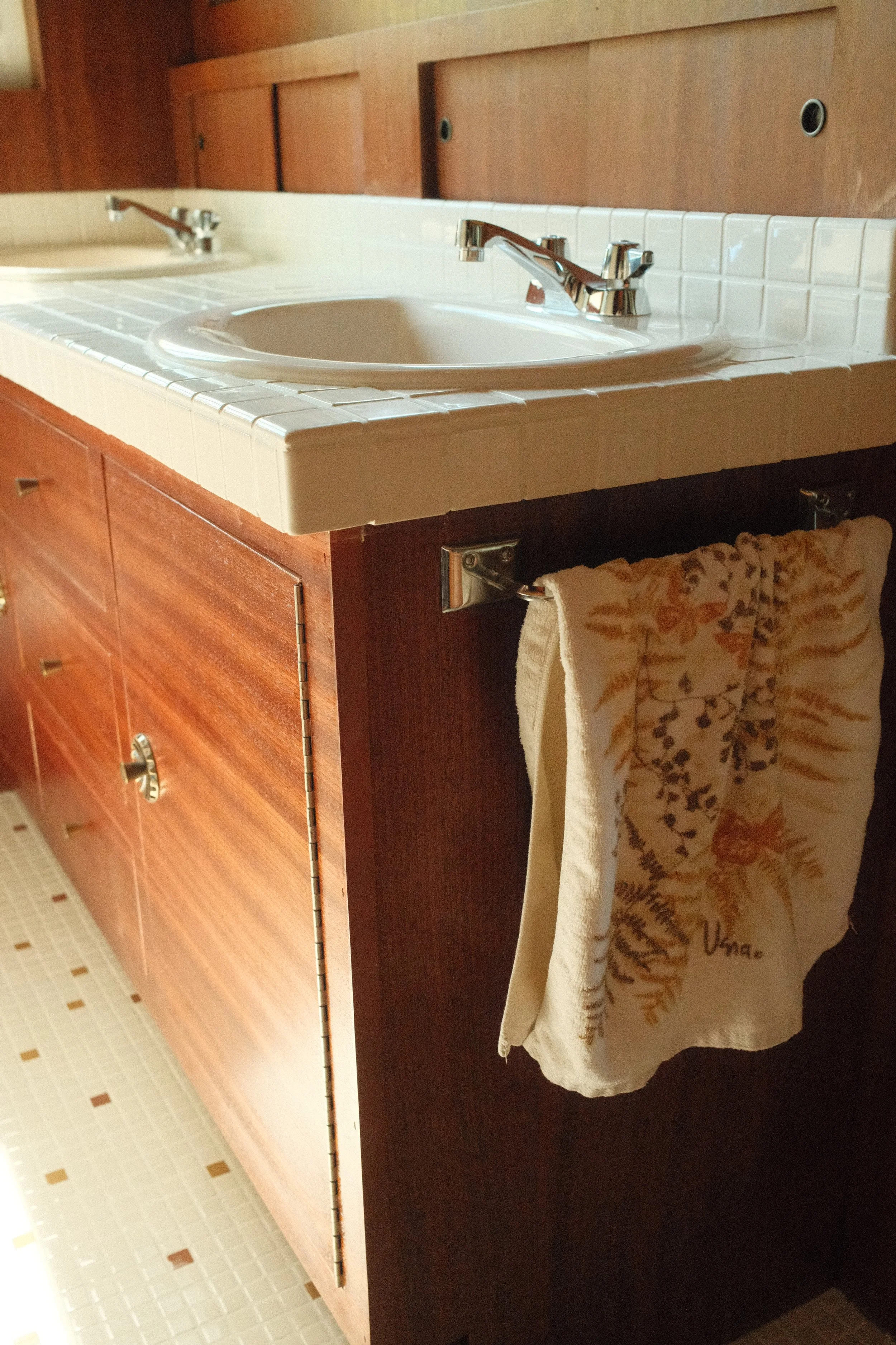 Unflipping vanity with vintage towel rod