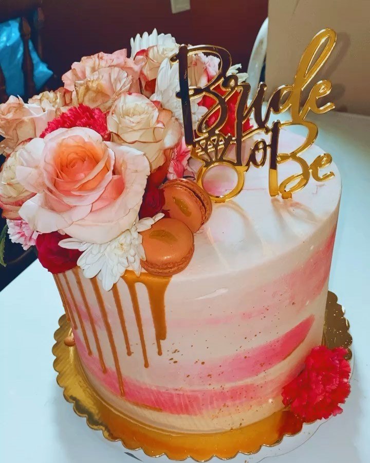 My customers love a good flower cake ๐
For the lovely bride to be ๐
10” Yellow Cake W| Vanilla Buttercream
#baltimorecakes #bmorecakes #baltimore #baltimorebaker #vanillabuttercream #dippedstrawberries #roundcakes #marylandcakes #birthday #b