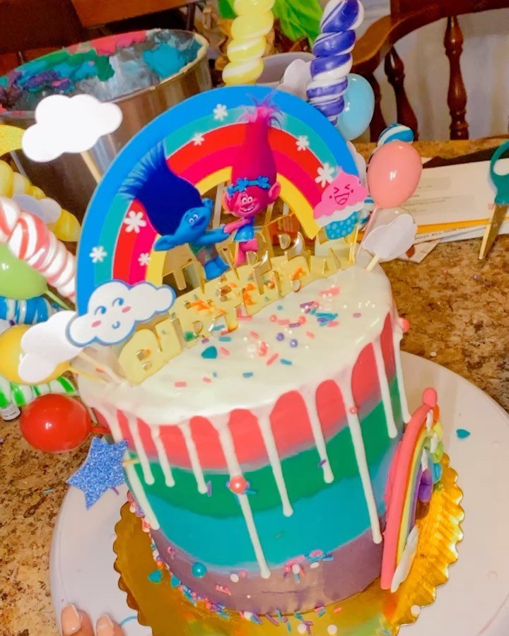 Trolls Themed ๐ญ๐
6” Vanilla w| Vanilla Buttercream
#baltimorecakes #bmorecakes #baltimore #baltimorebaker #vanillabuttercream #dippedstrawberries #roundcakes #marylandcakes #birthday #birthdaycakes #birthdaycakeideas #cupcakes #trolls #kiddi