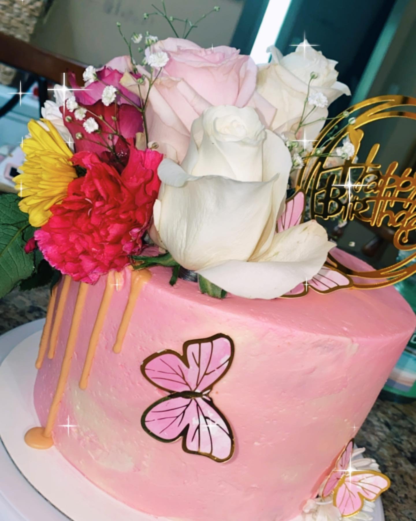 Fortunate enough to bless my middle school English teacher with this cake! She was actually one of my favorites โฃ๏ธ
8” Vanilla Almond Cake w| Vanilla Buttercream…. Swipe to the last slide to see how that went!