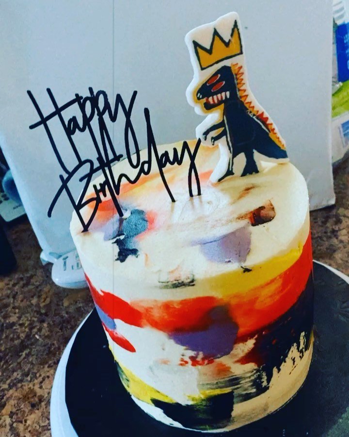 This was a fun project… for those who are not familiar, this cake was customized based on a black artist by the name of Jean-Michel Basquiat ๐จ
6” Vanilla Cake w| Vanilla Buttercream!